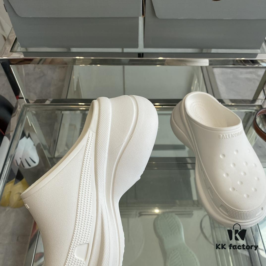 Balenciaga x Crocs Slides! Extremely comfortable to wear with bare legs, turning heads everywhere. Perfect combination of height enhancement and comfort. A must-have item recommended by influencers.