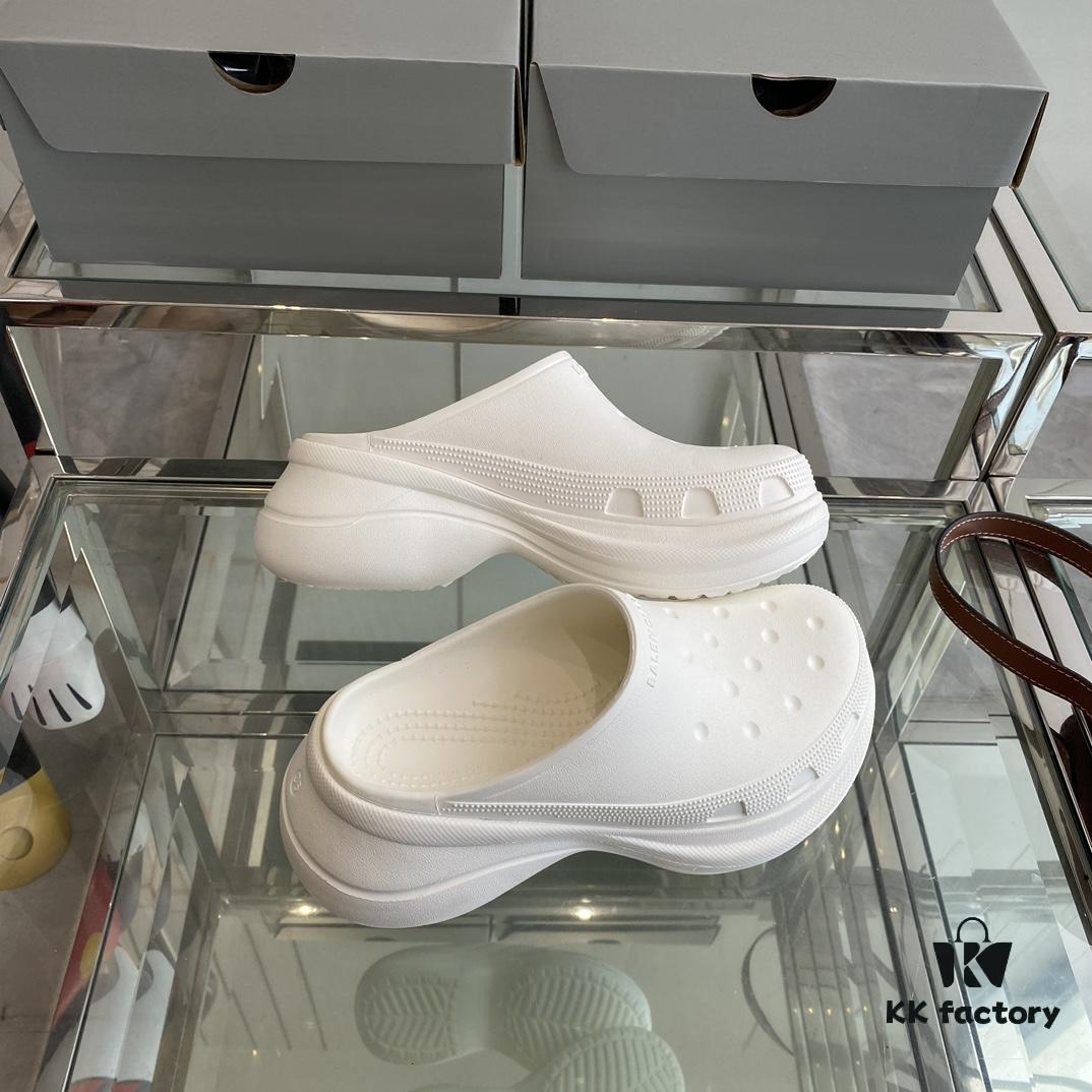 Balenciaga x Crocs Slides! Extremely comfortable to wear with bare legs, turning heads everywhere. Perfect combination of height enhancement and comfort. A must-have item recommended by influencers.