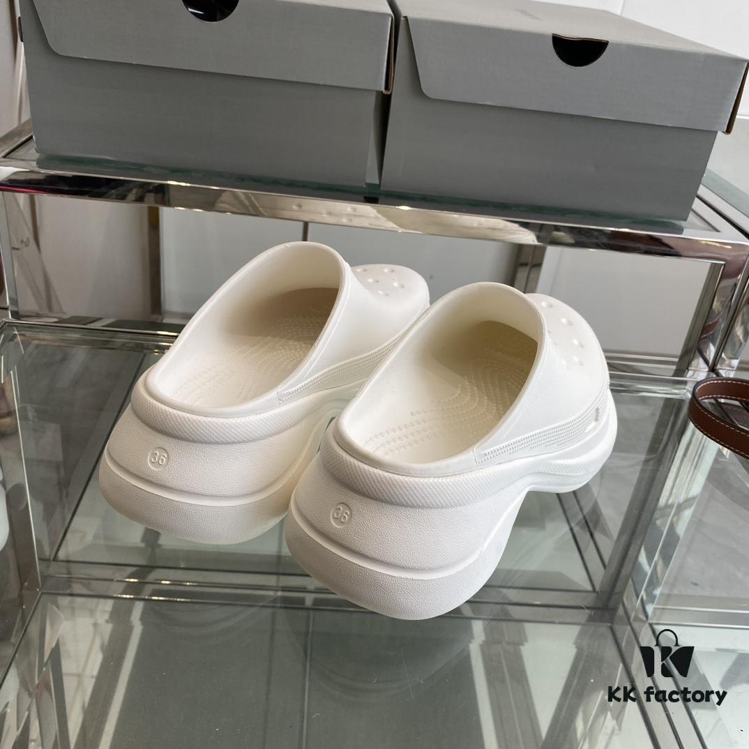 Balenciaga x Crocs Slides! Extremely comfortable to wear with bare legs, turning heads everywhere. Perfect combination of height enhancement and comfort. A must-have item recommended by influencers.