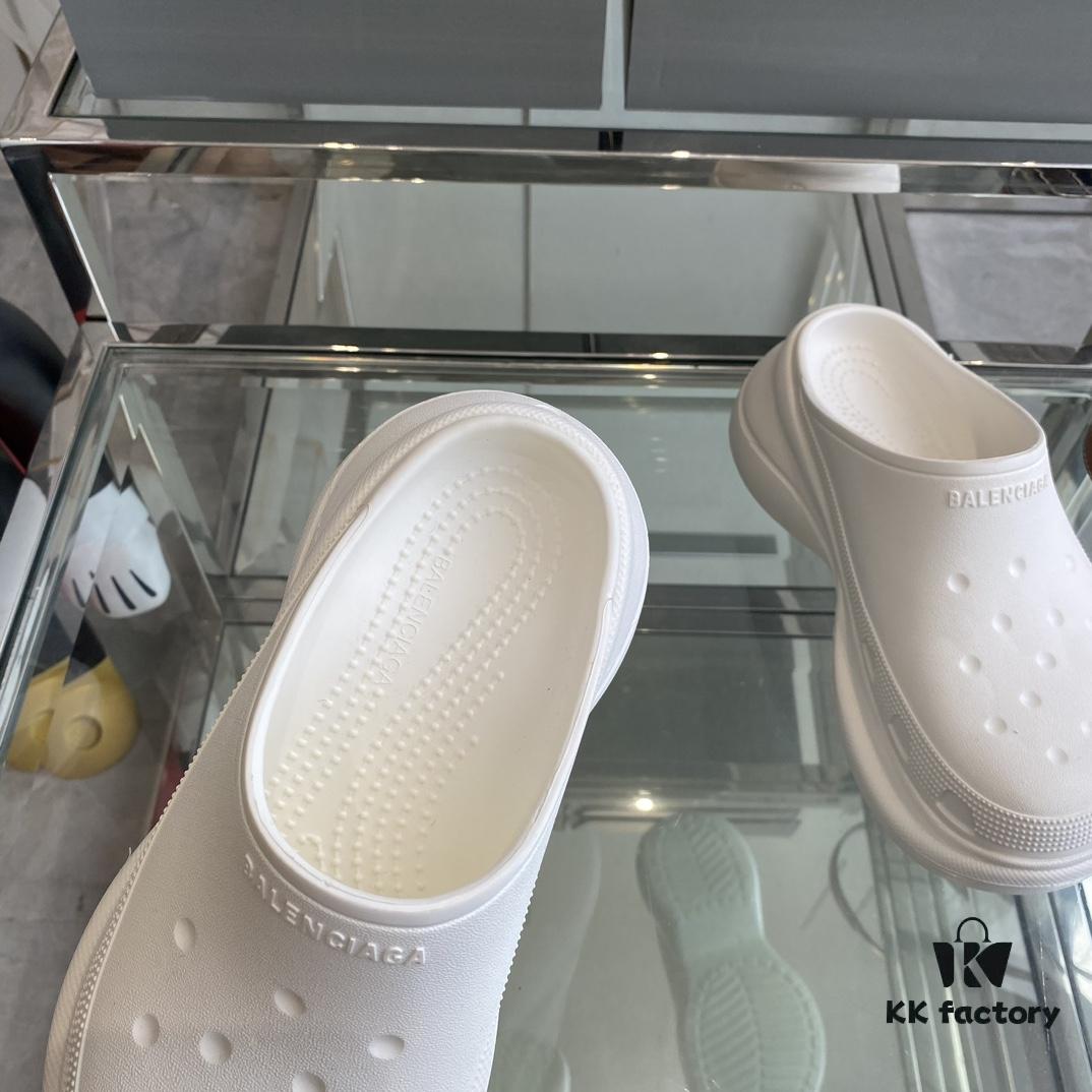 Balenciaga x Crocs Slides! Extremely comfortable to wear with bare legs, turning heads everywhere. Perfect combination of height enhancement and comfort. A must-have item recommended by influencers.