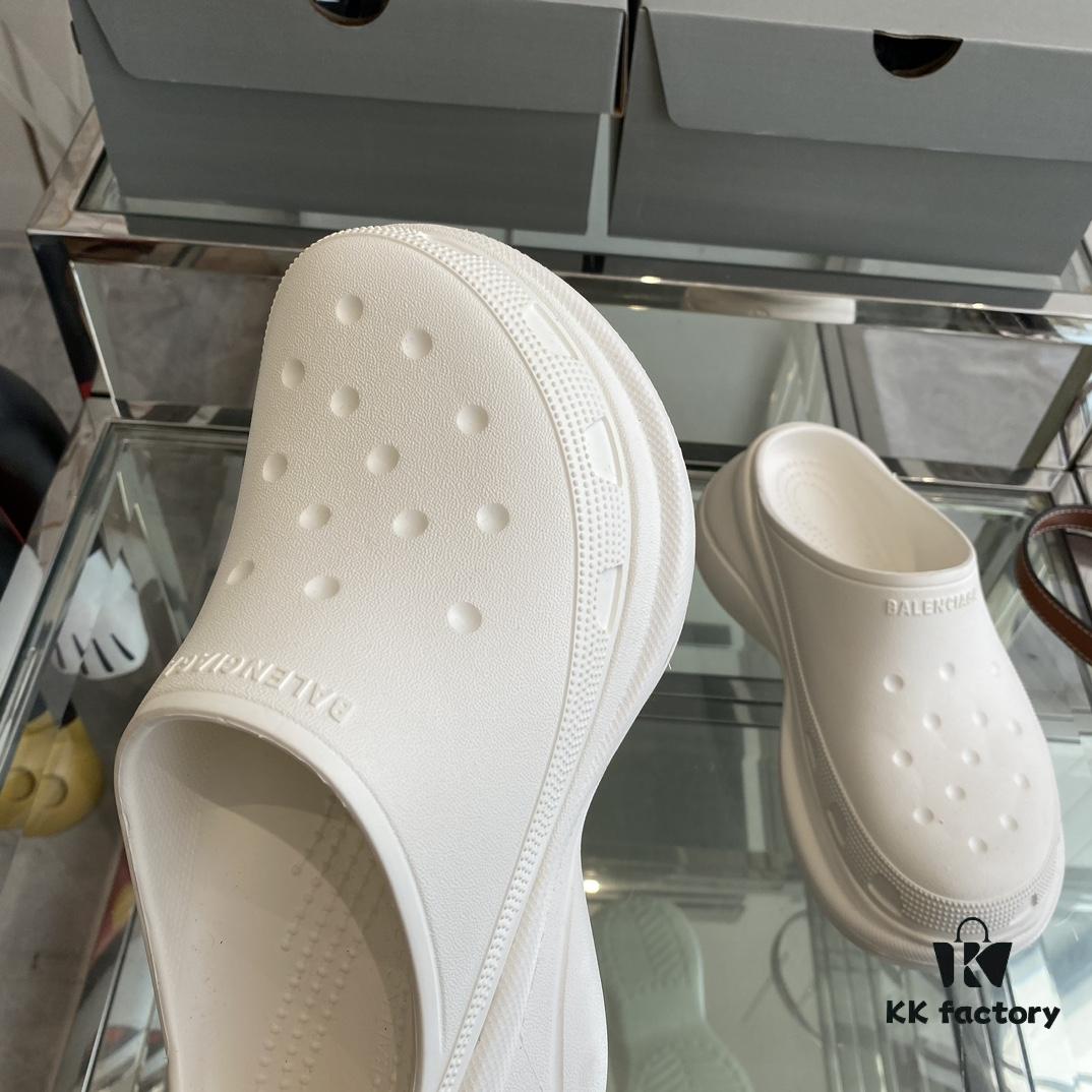 Balenciaga x Crocs Slides! Extremely comfortable to wear with bare legs, turning heads everywhere. Perfect combination of height enhancement and comfort. A must-have item recommended by influencers.