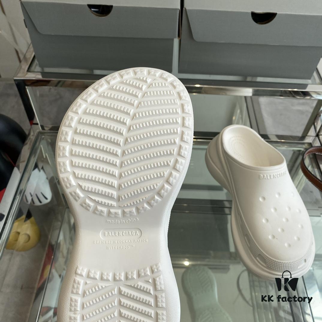 Balenciaga x Crocs Slides! Extremely comfortable to wear with bare legs, turning heads everywhere. Perfect combination of height enhancement and comfort. A must-have item recommended by influencers.