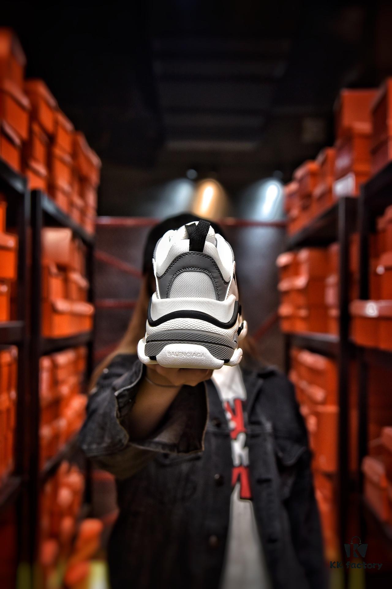 Original Version Balenciaga Triple S 19 Official Release Italian Production Full Size Available Correct Embroidered Font with Accurate Thickness, Position, and Size Side TPU Ventilation Holes Match Italian Original Eight-Layer Separated Thick Sole TPU Soft Sole Original 'Balenciaga' Sole Logo with Strong Three-Dimensional Effect Factory Leather Material Washed Aged Treatment Using Original Factory Mesh Fabric