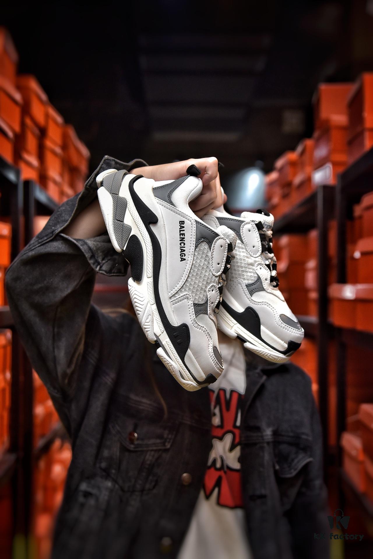 Original Version Balenciaga Triple S 19 Official Release Italian Production Full Size Available Correct Embroidered Font with Accurate Thickness, Position, and Size Side TPU Ventilation Holes Match Italian Original Eight-Layer Separated Thick Sole TPU Soft Sole Original 'Balenciaga' Sole Logo with Strong Three-Dimensional Effect Factory Leather Material Washed Aged Treatment Using Original Factory Mesh Fabric