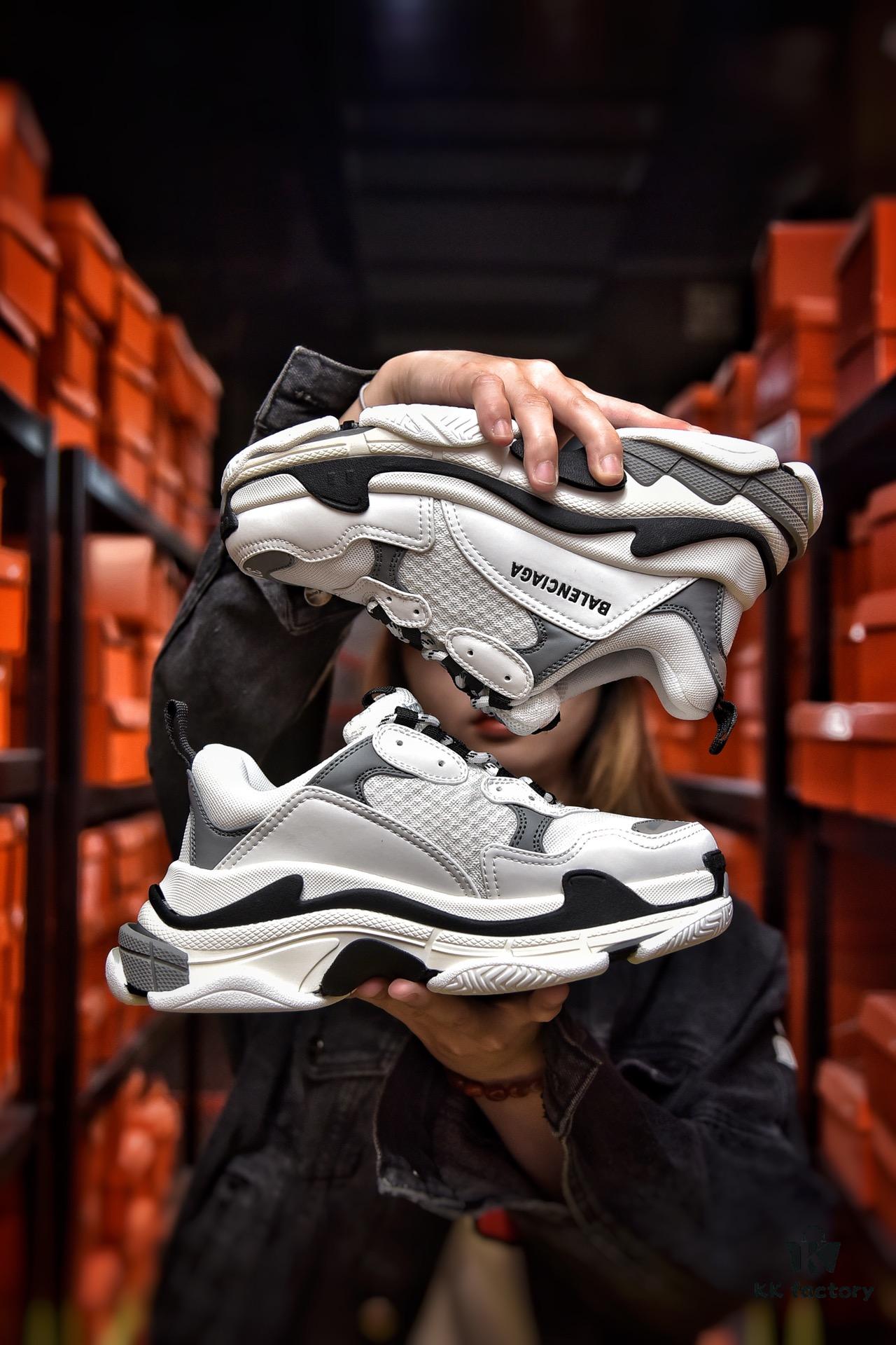 Original Version Balenciaga Triple S 19 Official Release Italian Production Full Size Available Correct Embroidered Font with Accurate Thickness, Position, and Size Side TPU Ventilation Holes Match Italian Original Eight-Layer Separated Thick Sole TPU Soft Sole Original 'Balenciaga' Sole Logo with Strong Three-Dimensional Effect Factory Leather Material Washed Aged Treatment Using Original Factory Mesh Fabric