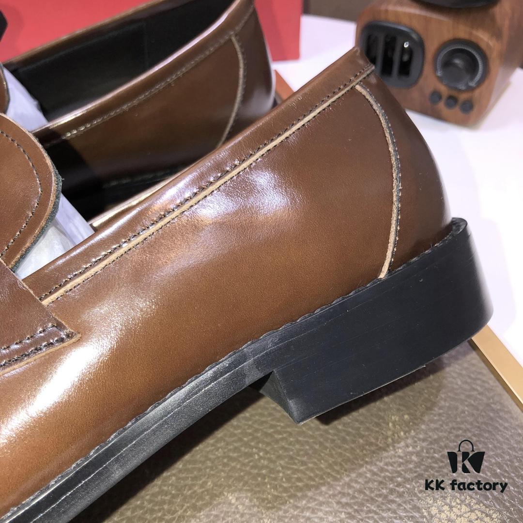 Salvatore Ferragamo New Arrival 🍃 Authentic European Style 🔰 Pleasing to the Eye 😍 Designed for Durability and Shape Retention 🌀 Crafted Using Traditional Techniques with Innovative Touches 💪 Premium Genuine Lamb Leather ♻ Smooth, Natural, and Exceptionally Lustrous ⭐ Imported Cowhide