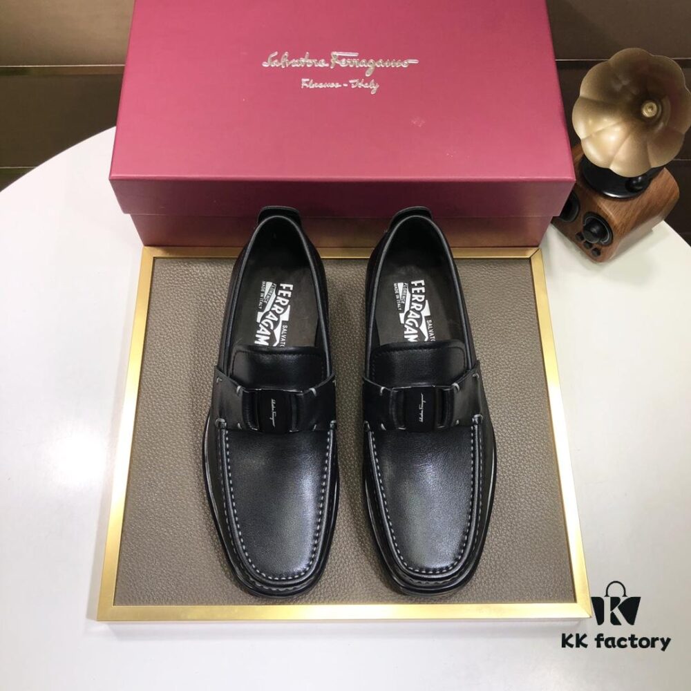 Ferragamo Latest Design Original Imported Cowhide Leather with Dyed Lamb Skin Lining and Luxurious Metal Buckle