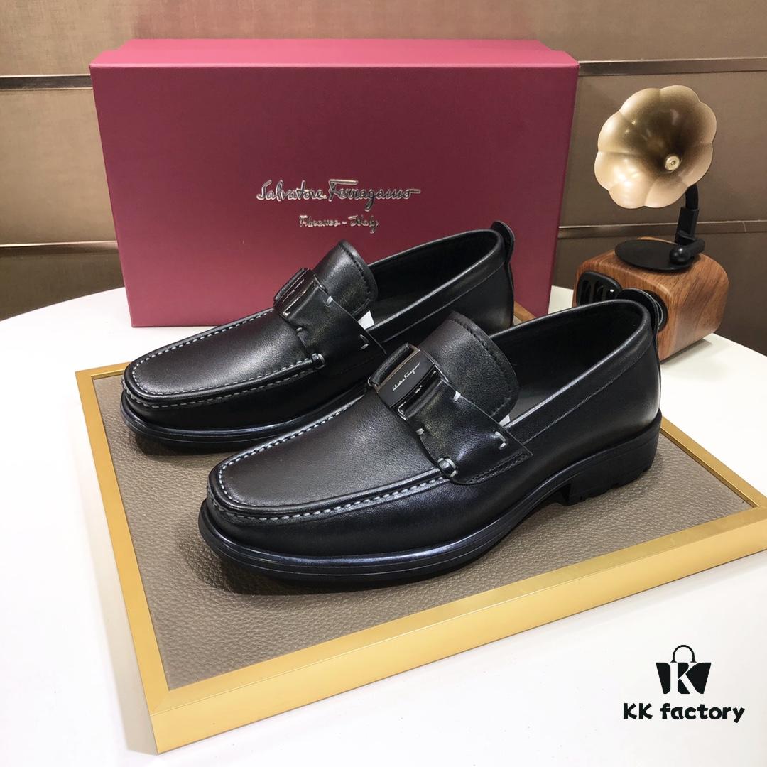 Ferragamo Latest Design Original Imported Cowhide Leather with Dyed Lamb Skin Lining and Luxurious Metal Buckle