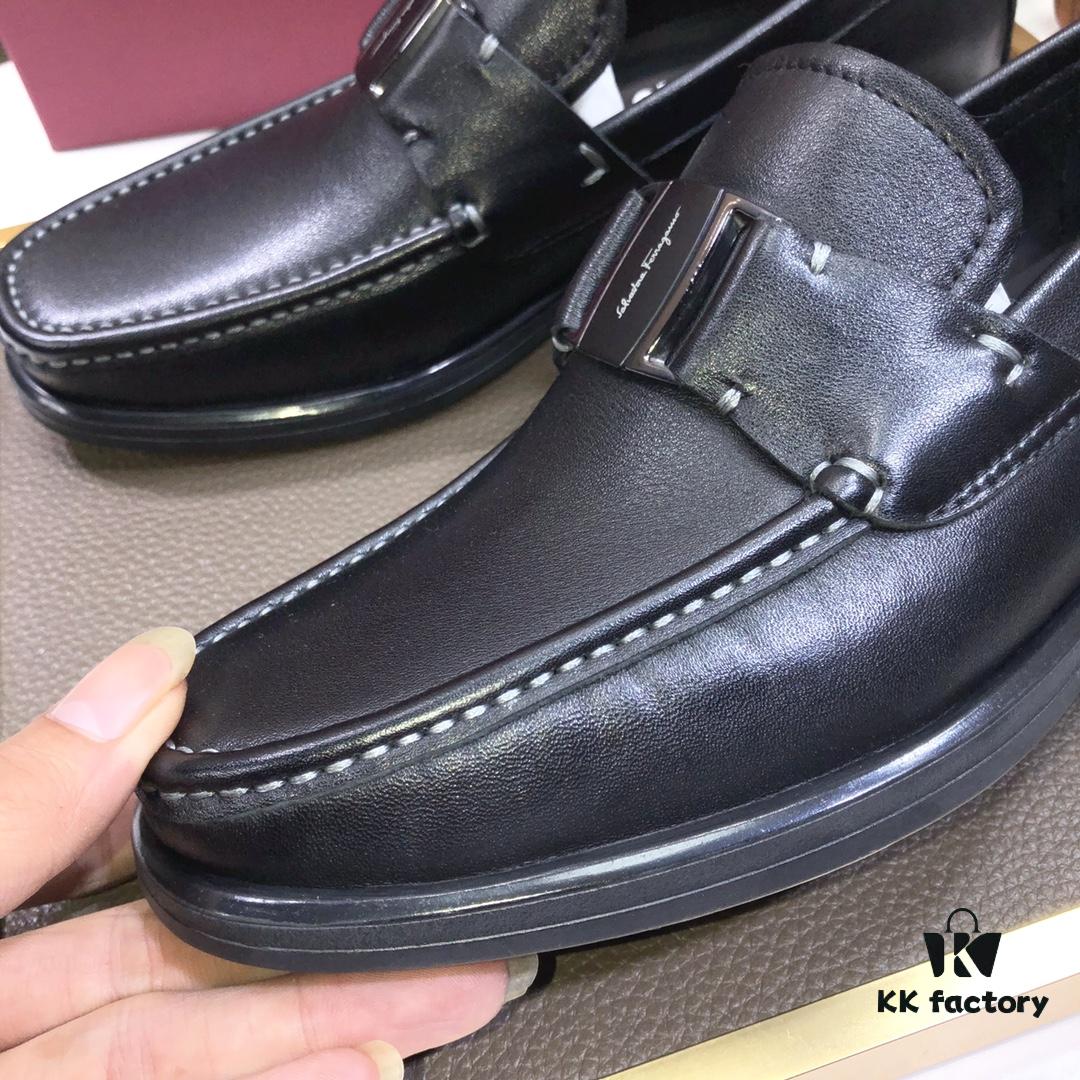 Ferragamo Latest Design Original Imported Cowhide Leather with Dyed Lamb Skin Lining and Luxurious Metal Buckle