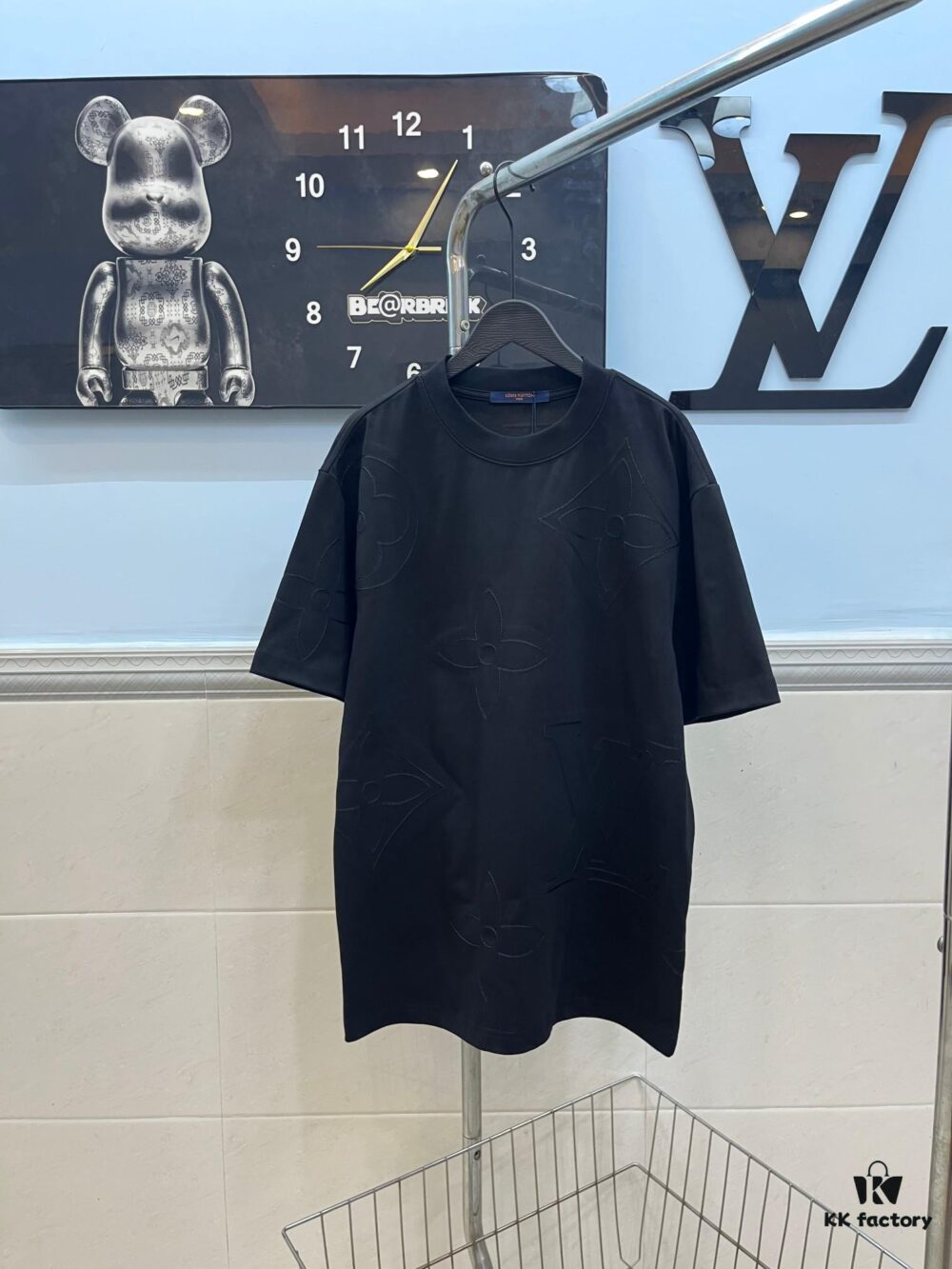 Louis Vuitton LV Letter Logo Embroidered All-Over Round Neck Short Sleeve T-Shirt, Heavy Craftsmanship Brand Signature Design, Made from 280g Pure Cotton Double Yarn Fabric, Comfortable and Soft to Wear, Neat Embroidery Stitching, High Version Comparable at Will, Complete with Three Labels