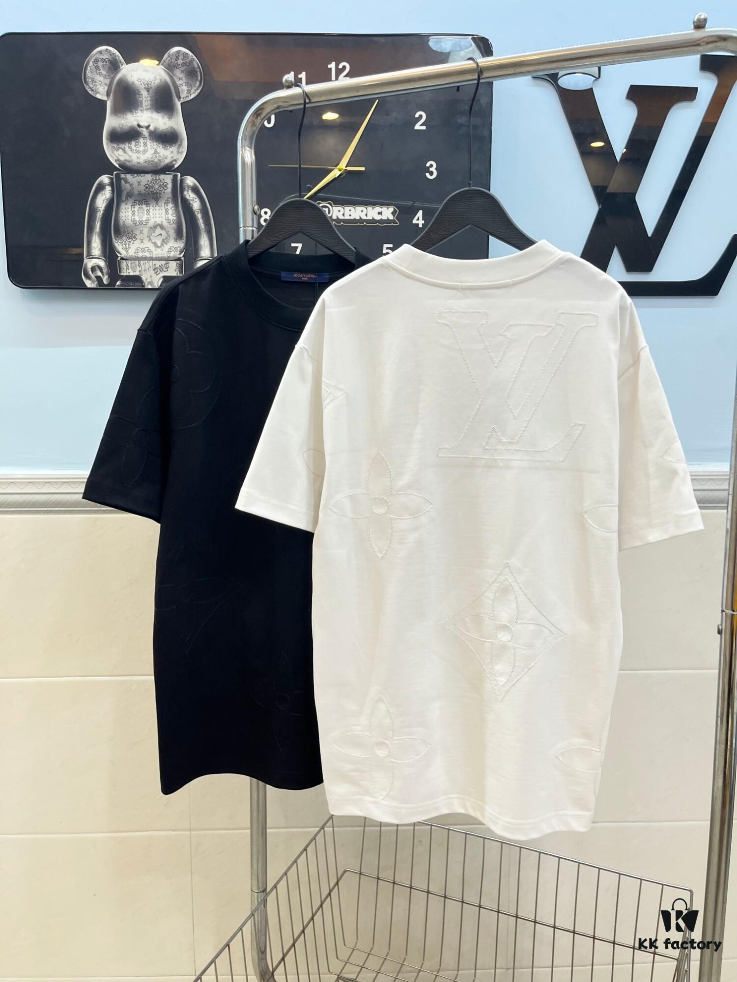 Louis Vuitton LV Letter Logo Embroidered All-Over Round Neck Short Sleeve T-Shirt, Heavy Craftsmanship Brand Signature Design, Made from 280g Pure Cotton Double Yarn Fabric, Comfortable and Soft to Wear, Neat Embroidery Stitching, High Version Comparable at Will, Complete with Three Labels