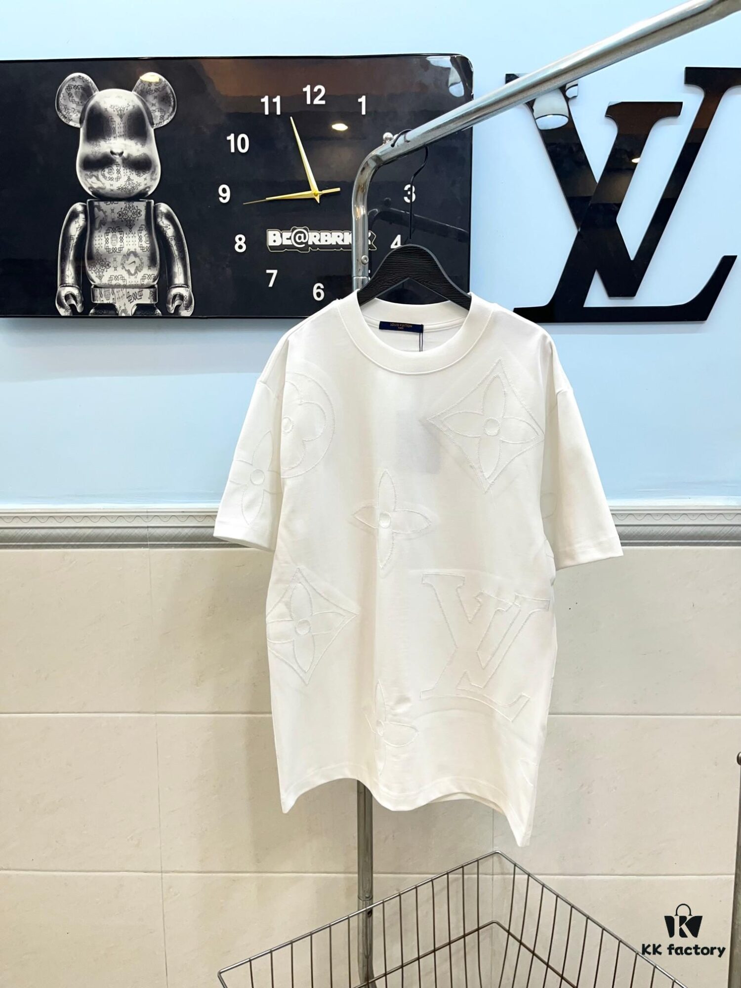 Louis Vuitton LV Letter Logo Embroidered All-Over Round Neck Short Sleeve T-Shirt, Heavy Craftsmanship Brand Signature Design, Made from 280g Pure Cotton Double Yarn Fabric, Comfortable and Soft to Wear, Neat Embroidery Stitching, High Version Comparable at Will, Complete with Three Labels
