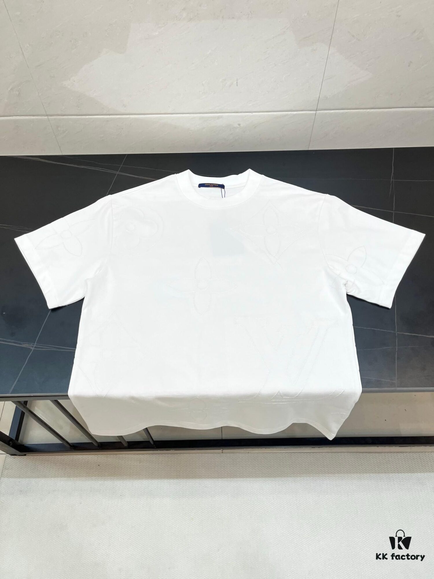 Louis Vuitton LV Letter Logo Embroidered All-Over Round Neck Short Sleeve T-Shirt, Heavy Craftsmanship Brand Signature Design, Made from 280g Pure Cotton Double Yarn Fabric, Comfortable and Soft to Wear, Neat Embroidery Stitching, High Version Comparable at Will, Complete with Three Labels