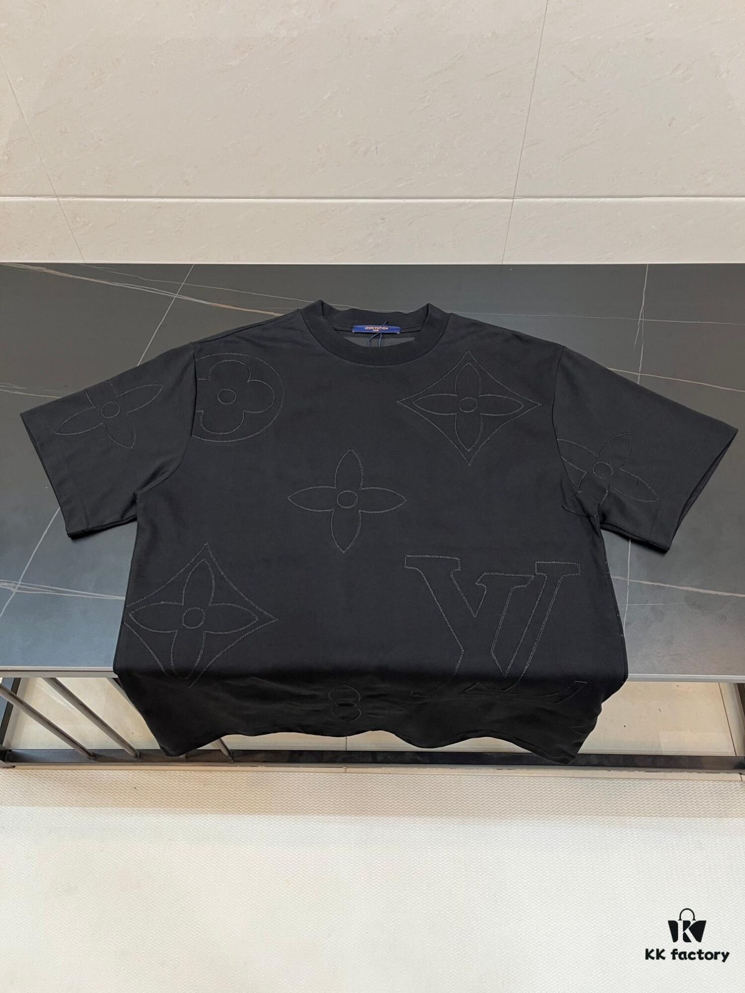 Louis Vuitton LV Letter Logo Embroidered All-Over Round Neck Short Sleeve T-Shirt, Heavy Craftsmanship Brand Signature Design, Made from 280g Pure Cotton Double Yarn Fabric, Comfortable and Soft to Wear, Neat Embroidery Stitching, High Version Comparable at Will, Complete with Three Labels