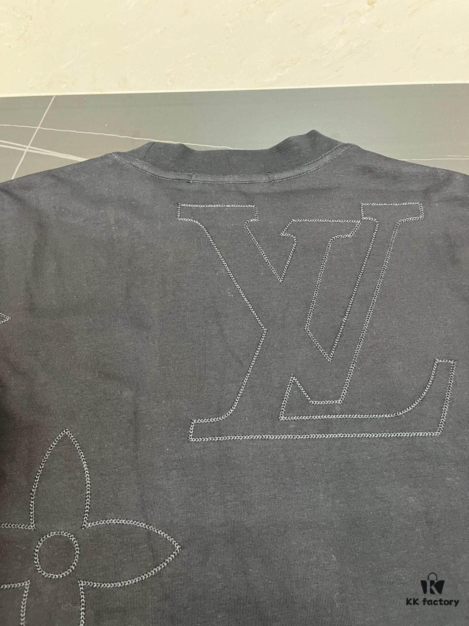 Louis Vuitton LV Letter Logo Embroidered All-Over Round Neck Short Sleeve T-Shirt, Heavy Craftsmanship Brand Signature Design, Made from 280g Pure Cotton Double Yarn Fabric, Comfortable and Soft to Wear, Neat Embroidery Stitching, High Version Comparable at Will, Complete with Three Labels