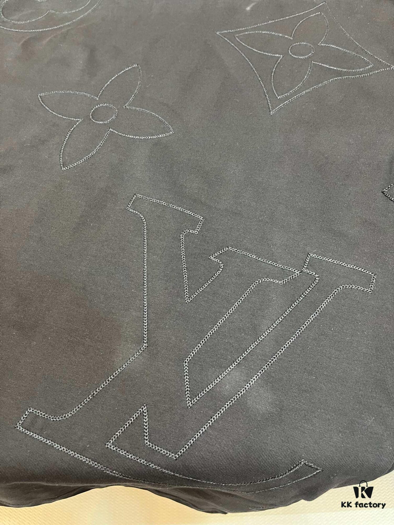 Louis Vuitton LV Letter Logo Embroidered All-Over Round Neck Short Sleeve T-Shirt, Heavy Craftsmanship Brand Signature Design, Made from 280g Pure Cotton Double Yarn Fabric, Comfortable and Soft to Wear, Neat Embroidery Stitching, High Version Comparable at Will, Complete with Three Labels