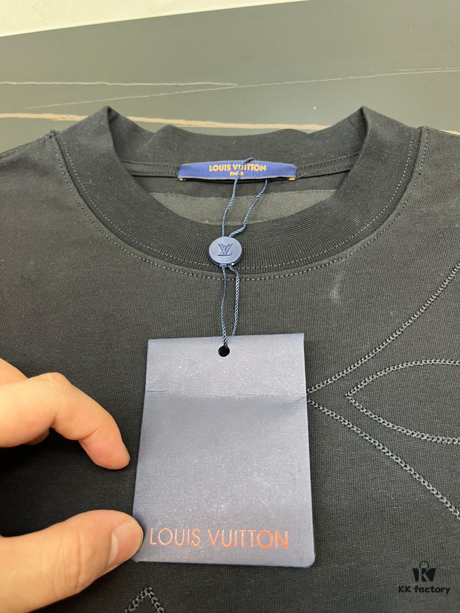 Louis Vuitton LV Letter Logo Embroidered All-Over Round Neck Short Sleeve T-Shirt, Heavy Craftsmanship Brand Signature Design, Made from 280g Pure Cotton Double Yarn Fabric, Comfortable and Soft to Wear, Neat Embroidery Stitching, High Version Comparable at Will, Complete with Three Labels