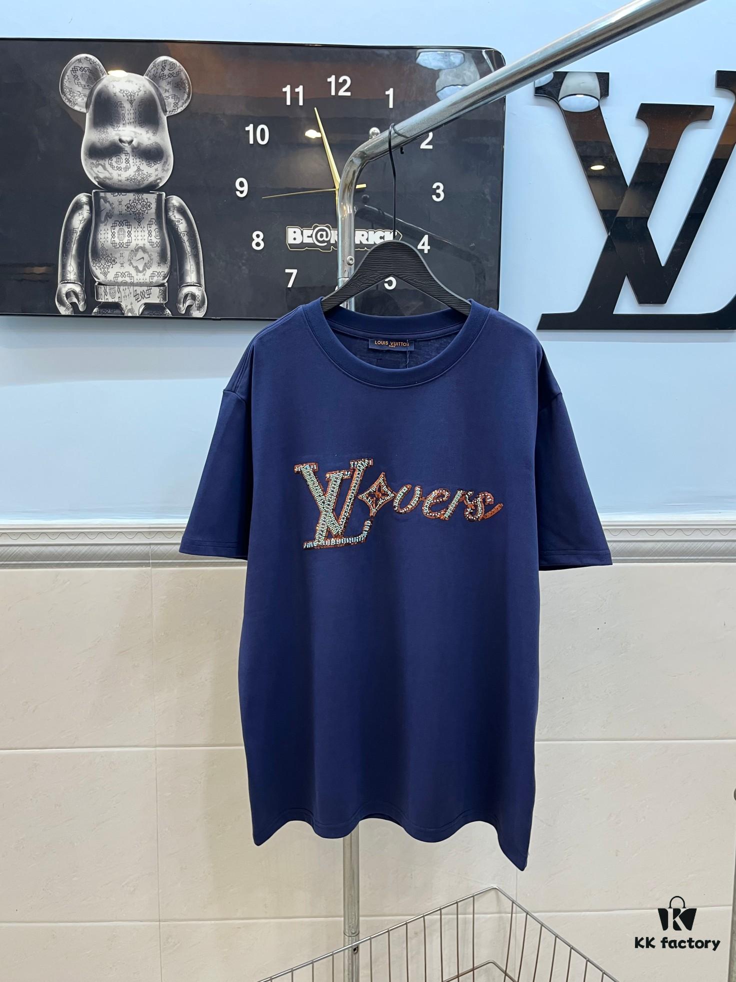 LOUIS VUITTON Hand-Embroidered Beaded Short-Sleeve T-Shirt Crafted from 280g Pure Cotton Double-Yarn Fabric with Delicate Beadwork Logo on Front, Adding Elegant and Textured Detail to Everyday Looks