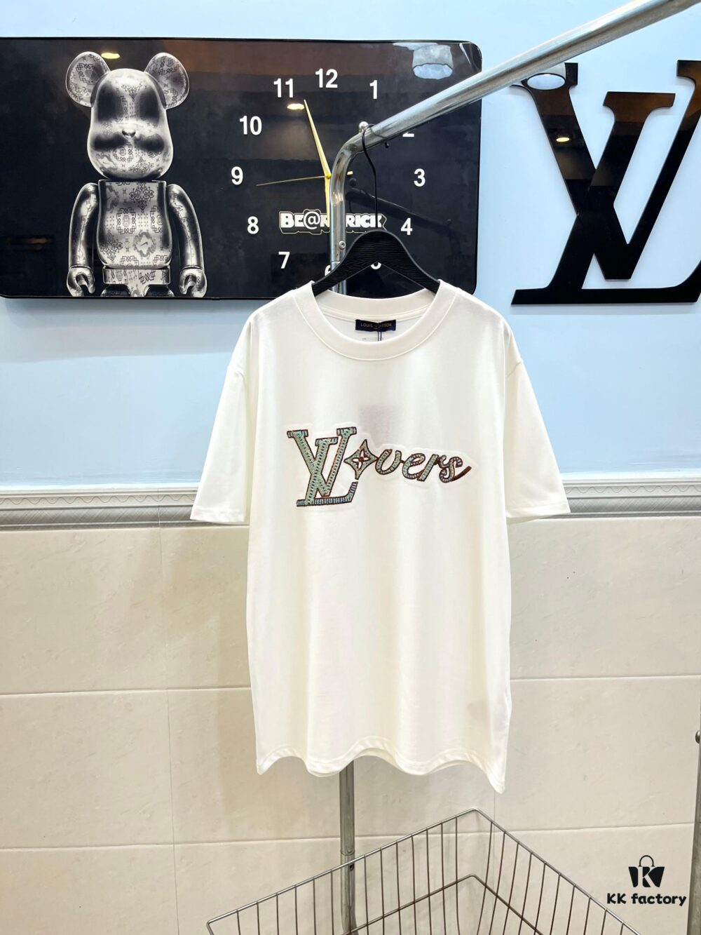 LOUIS VUITTON Hand-Embroidered Beaded Short-Sleeve T-Shirt Crafted from 280g Pure Cotton Double-Yarn Fabric with Delicate Beadwork Logo on Front, Adding Elegant and Textured Detail to Everyday Looks