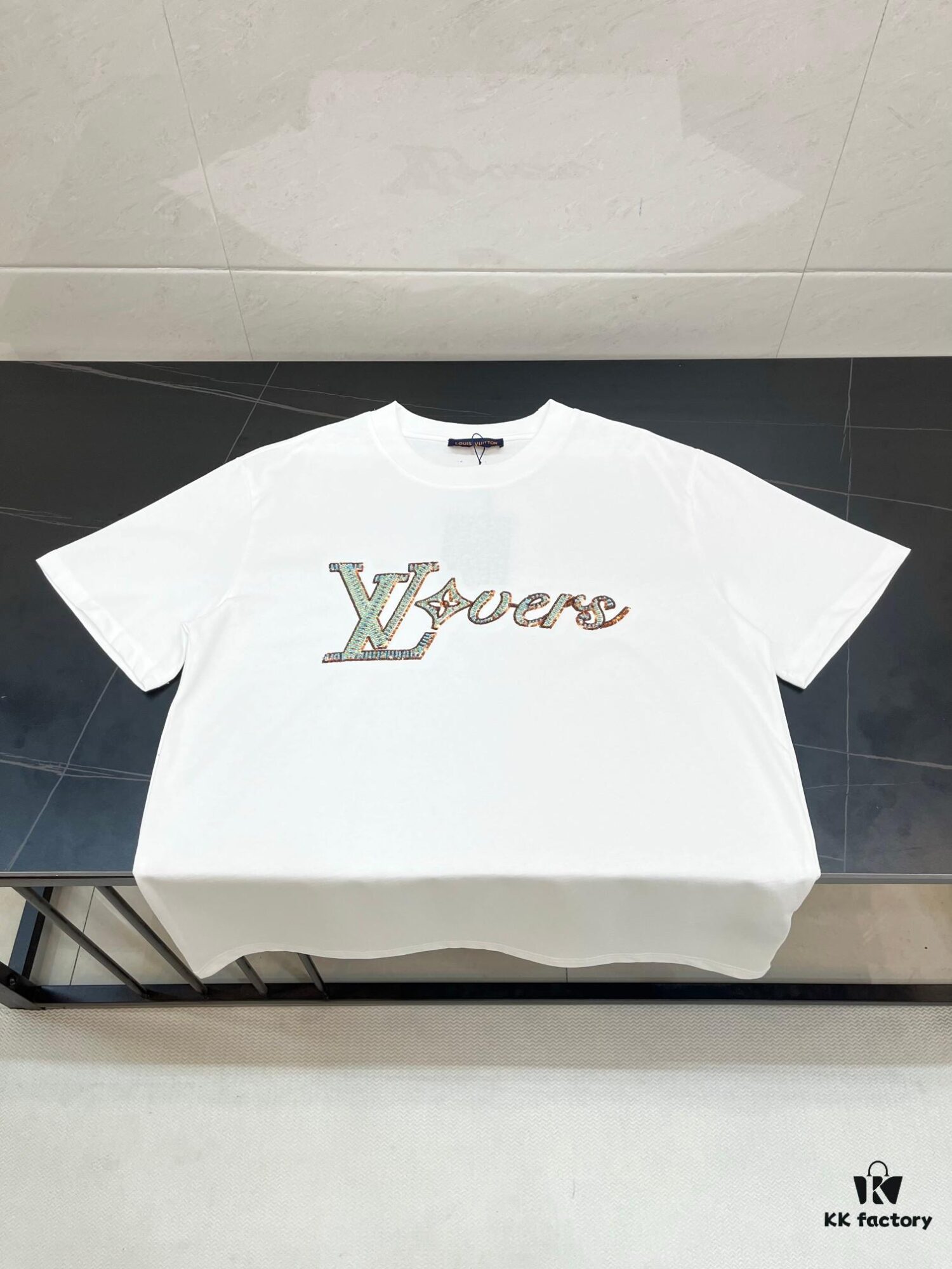 LOUIS VUITTON Hand-Embroidered Beaded Short-Sleeve T-Shirt Crafted from 280g Pure Cotton Double-Yarn Fabric with Delicate Beadwork Logo on Front, Adding Elegant and Textured Detail to Everyday Looks