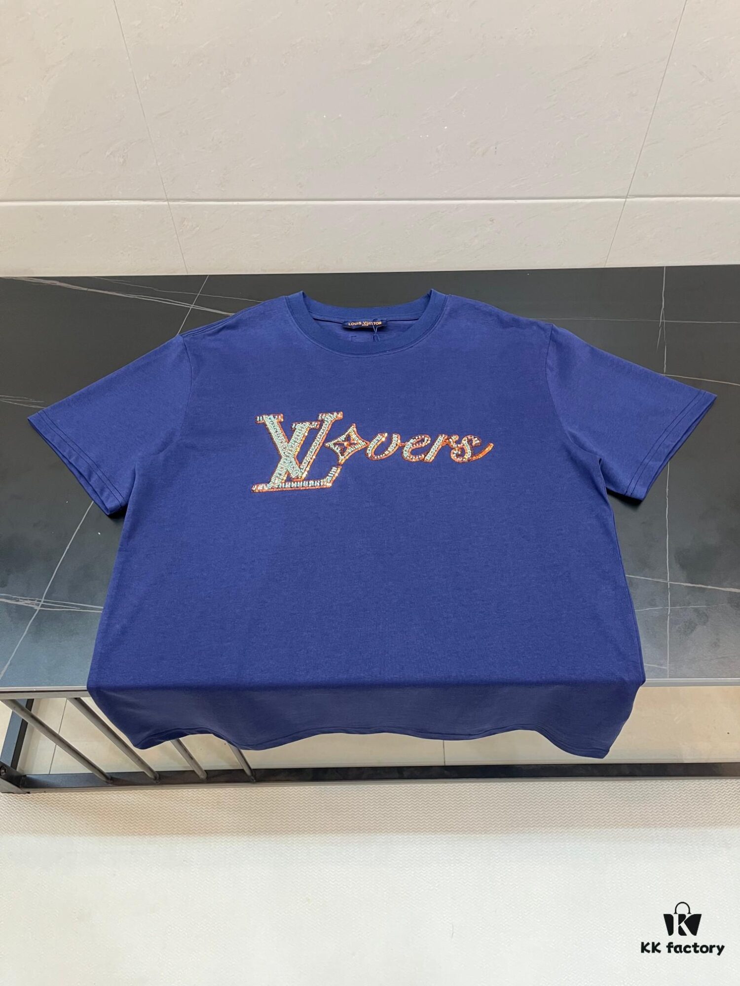 LOUIS VUITTON Hand-Embroidered Beaded Short-Sleeve T-Shirt Crafted from 280g Pure Cotton Double-Yarn Fabric with Delicate Beadwork Logo on Front, Adding Elegant and Textured Detail to Everyday Looks