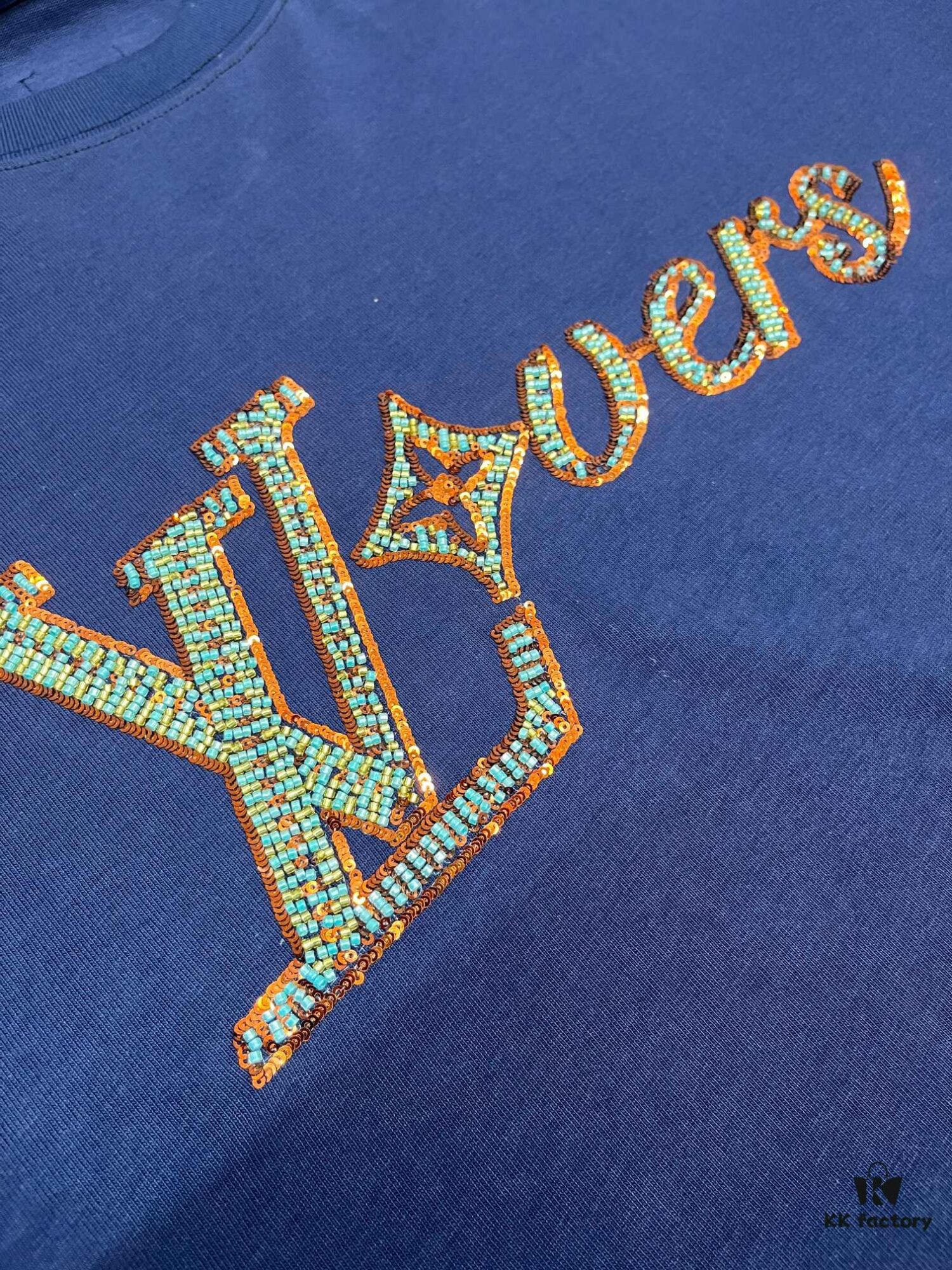 LOUIS VUITTON Hand-Embroidered Beaded Short-Sleeve T-Shirt Crafted from 280g Pure Cotton Double-Yarn Fabric with Delicate Beadwork Logo on Front, Adding Elegant and Textured Detail to Everyday Looks