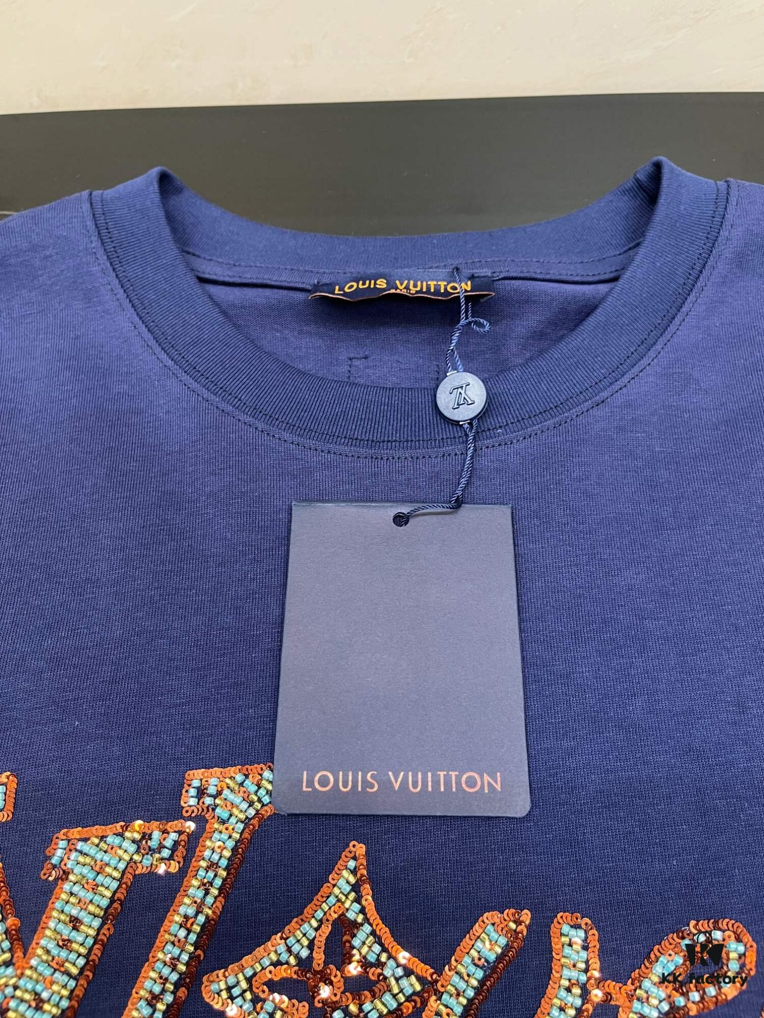 LOUIS VUITTON Hand-Embroidered Beaded Short-Sleeve T-Shirt Crafted from 280g Pure Cotton Double-Yarn Fabric with Delicate Beadwork Logo on Front, Adding Elegant and Textured Detail to Everyday Looks