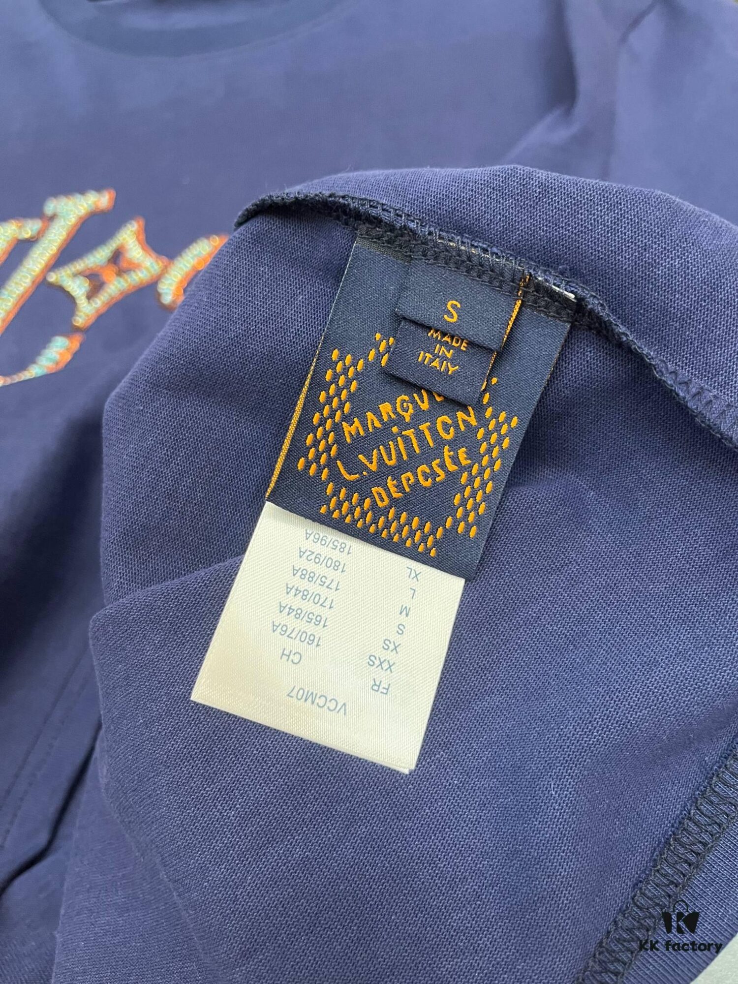 LOUIS VUITTON Hand-Embroidered Beaded Short-Sleeve T-Shirt Crafted from 280g Pure Cotton Double-Yarn Fabric with Delicate Beadwork Logo on Front, Adding Elegant and Textured Detail to Everyday Looks