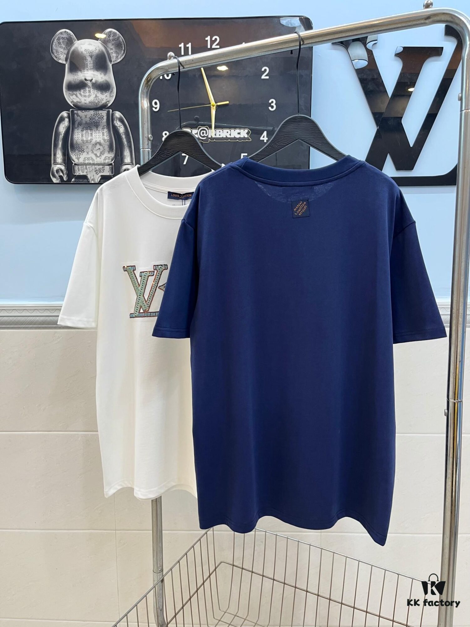 LOUIS VUITTON Hand-Embroidered Beaded Short-Sleeve T-Shirt Crafted from 280g Pure Cotton Double-Yarn Fabric with Delicate Beadwork Logo on Front, Adding Elegant and Textured Detail to Everyday Looks