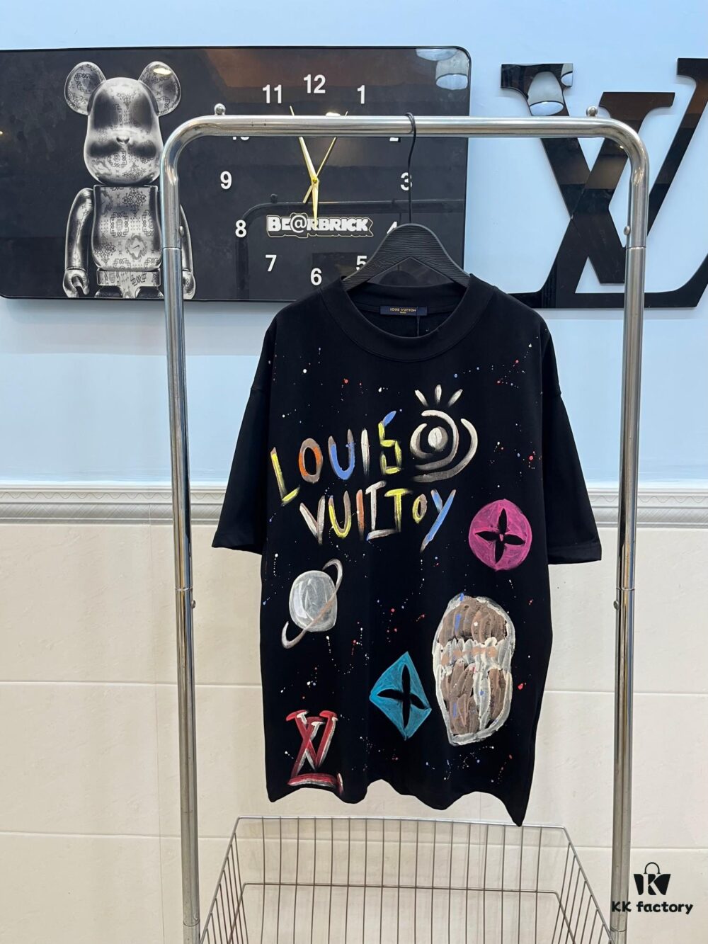 LOUIS VUITTON Louis Hand-painted Crow New Short Sleeve T-shirt, High Quality 280g Combed Cotton Double Yarn Fabric, Soft and Comfortable Wear, Front Hand-painted Crow Design with Special Craftsmanship for Trendy Style, Custom Dyed to Match Official Website, Full Triple Labels Included, Not Ordinary Market Version, Guaranteed Quality, Unisex Design