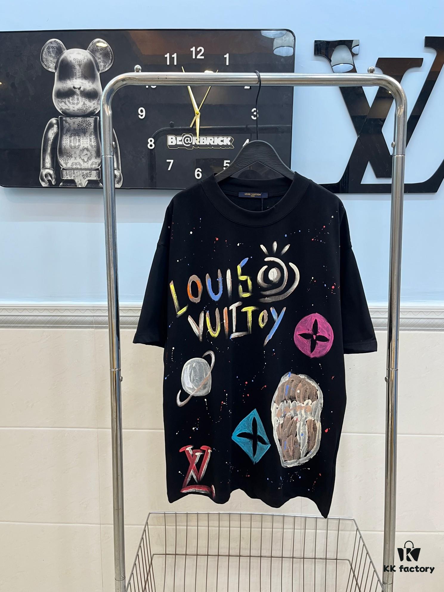 LOUIS VUITTON Louis Hand-painted Crow New Short Sleeve T-shirt, High Quality 280g Combed Cotton Double Yarn Fabric, Soft and Comfortable Wear, Front Hand-painted Crow Design with Special Craftsmanship for Trendy Style, Custom Dyed to Match Official Website, Full Triple Labels Included, Not Ordinary Market Version, Guaranteed Quality, Unisex Design