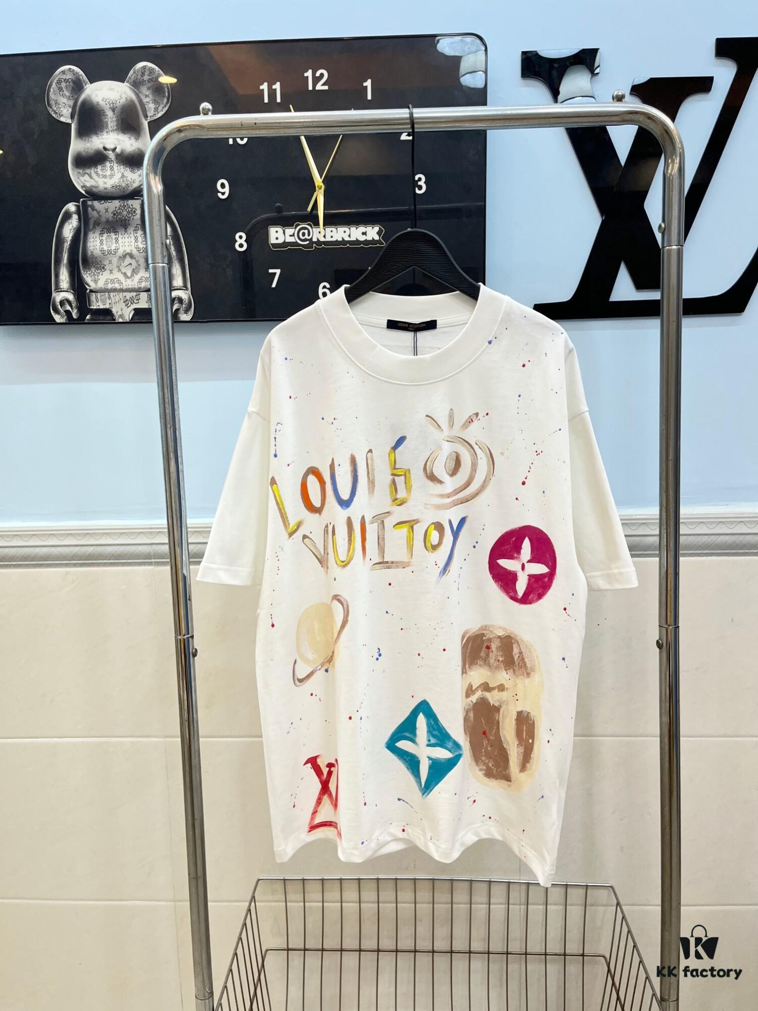 LOUIS VUITTON Louis Hand-painted Crow New Short Sleeve T-shirt, High Quality 280g Combed Cotton Double Yarn Fabric, Soft and Comfortable Wear, Front Hand-painted Crow Design with Special Craftsmanship for Trendy Style, Custom Dyed to Match Official Website, Full Triple Labels Included, Not Ordinary Market Version, Guaranteed Quality, Unisex Design