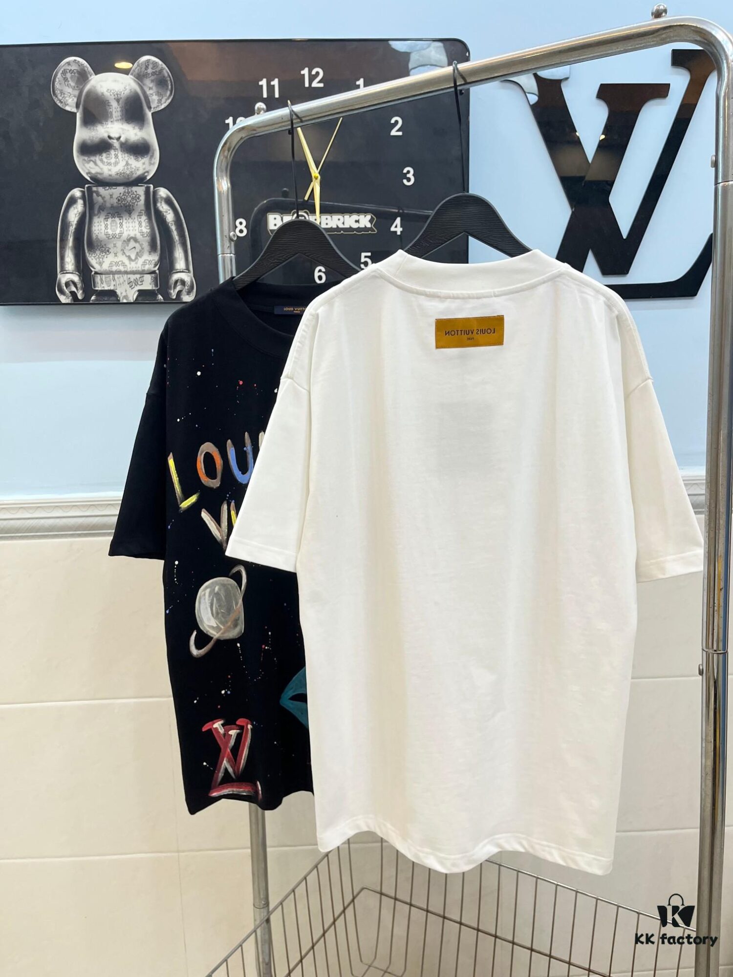 LOUIS VUITTON Louis Hand-painted Crow New Short Sleeve T-shirt, High Quality 280g Combed Cotton Double Yarn Fabric, Soft and Comfortable Wear, Front Hand-painted Crow Design with Special Craftsmanship for Trendy Style, Custom Dyed to Match Official Website, Full Triple Labels Included, Not Ordinary Market Version, Guaranteed Quality, Unisex Design