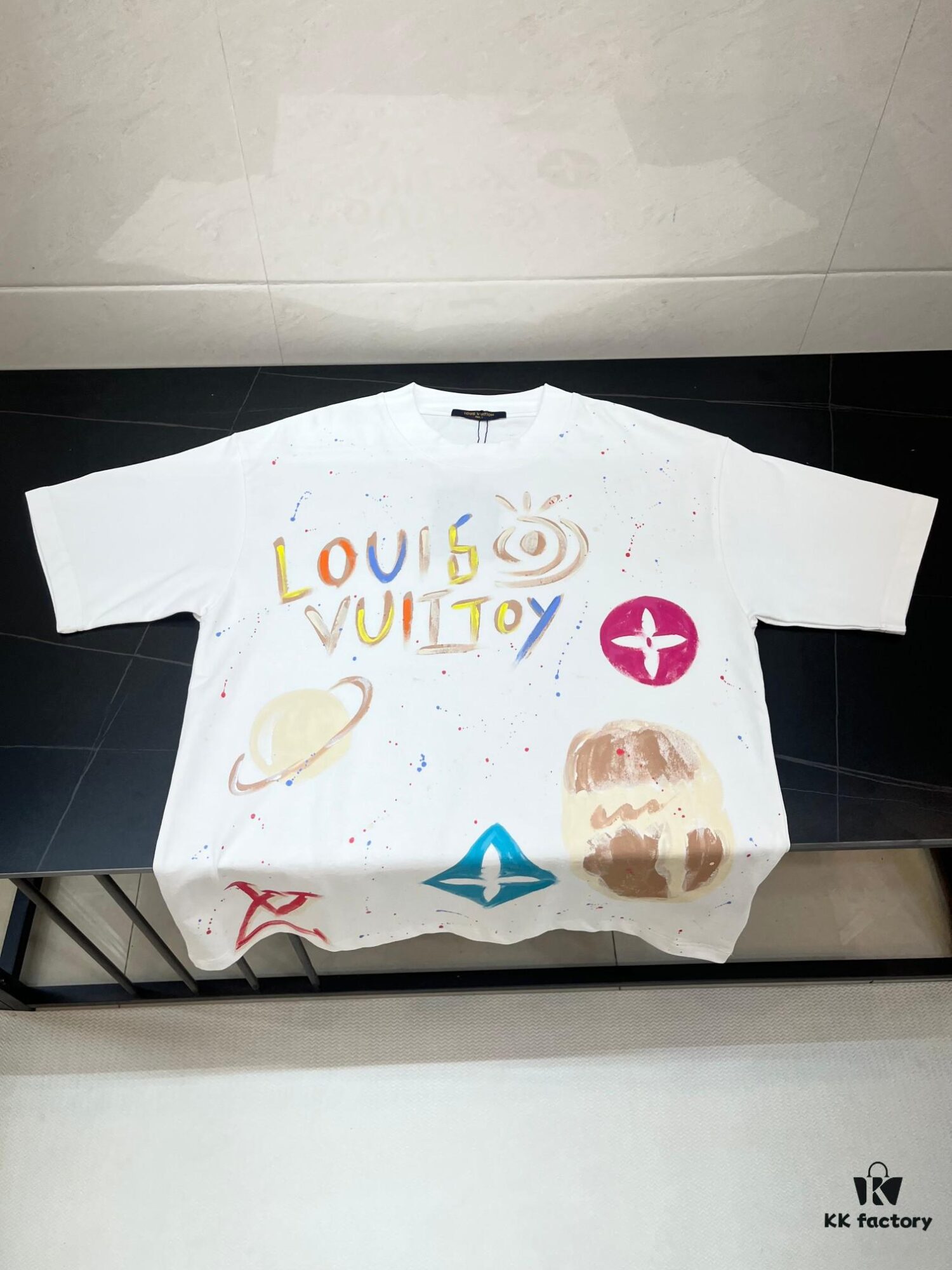 LOUIS VUITTON Louis Hand-painted Crow New Short Sleeve T-shirt, High Quality 280g Combed Cotton Double Yarn Fabric, Soft and Comfortable Wear, Front Hand-painted Crow Design with Special Craftsmanship for Trendy Style, Custom Dyed to Match Official Website, Full Triple Labels Included, Not Ordinary Market Version, Guaranteed Quality, Unisex Design