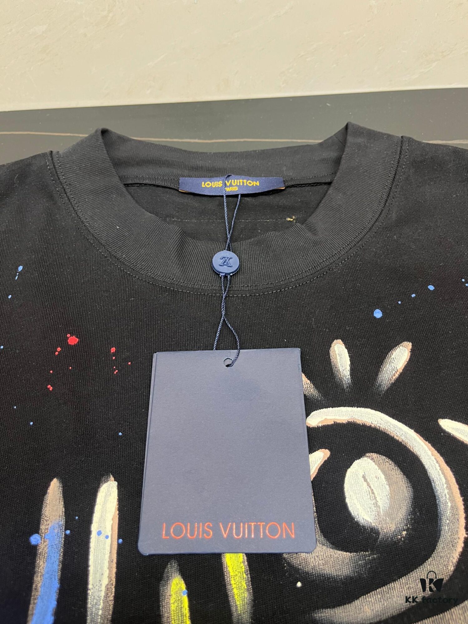LOUIS VUITTON Louis Hand-painted Crow New Short Sleeve T-shirt, High Quality 280g Combed Cotton Double Yarn Fabric, Soft and Comfortable Wear, Front Hand-painted Crow Design with Special Craftsmanship for Trendy Style, Custom Dyed to Match Official Website, Full Triple Labels Included, Not Ordinary Market Version, Guaranteed Quality, Unisex Design