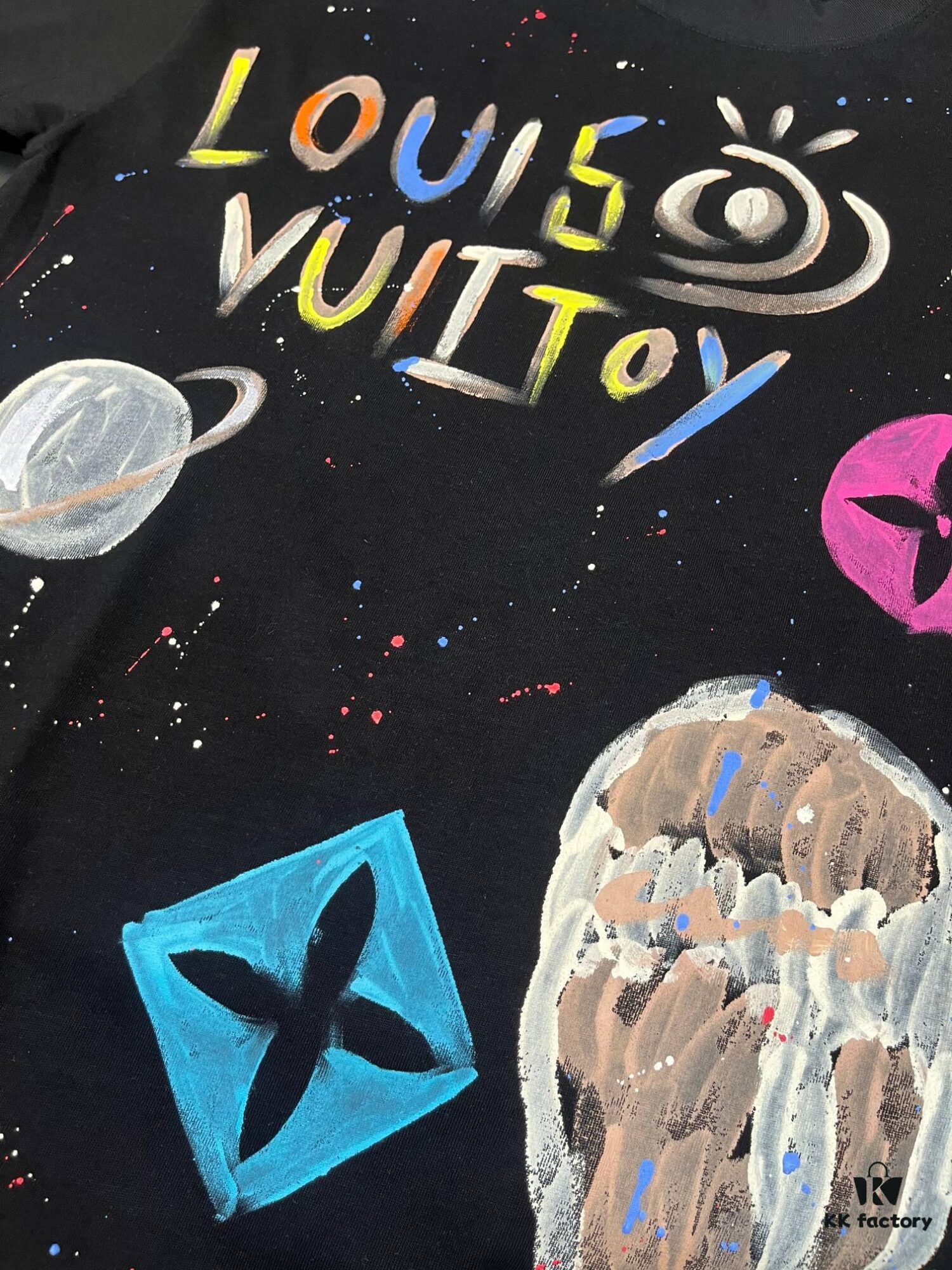 LOUIS VUITTON Louis Hand-painted Crow New Short Sleeve T-shirt, High Quality 280g Combed Cotton Double Yarn Fabric, Soft and Comfortable Wear, Front Hand-painted Crow Design with Special Craftsmanship for Trendy Style, Custom Dyed to Match Official Website, Full Triple Labels Included, Not Ordinary Market Version, Guaranteed Quality, Unisex Design