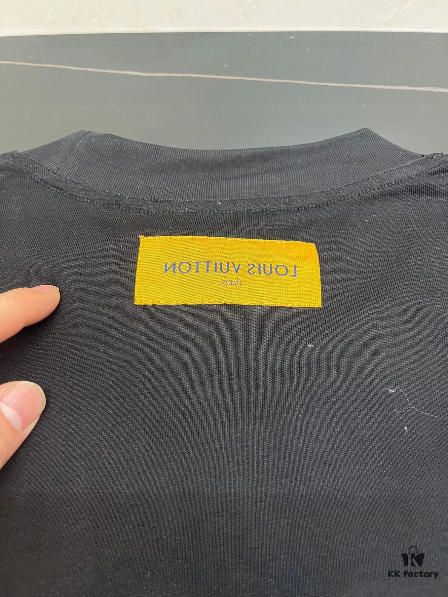 LOUIS VUITTON Louis Hand-painted Crow New Short Sleeve T-shirt, High Quality 280g Combed Cotton Double Yarn Fabric, Soft and Comfortable Wear, Front Hand-painted Crow Design with Special Craftsmanship for Trendy Style, Custom Dyed to Match Official Website, Full Triple Labels Included, Not Ordinary Market Version, Guaranteed Quality, Unisex Design