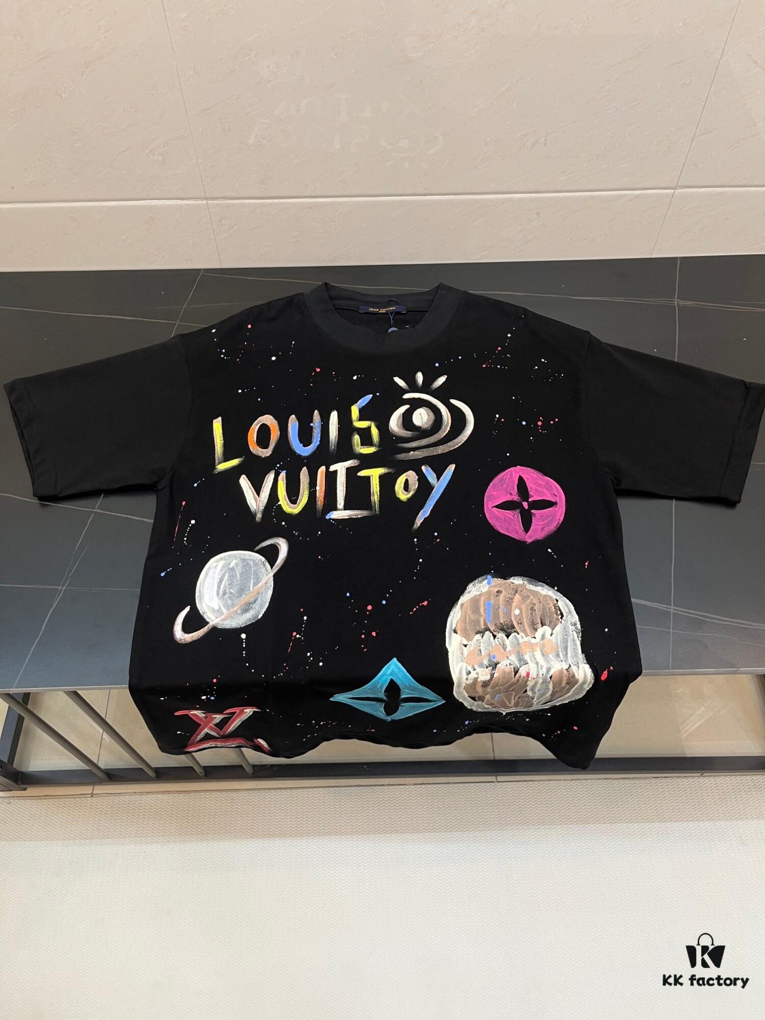 LOUIS VUITTON Louis Hand-painted Crow New Short Sleeve T-shirt, High Quality 280g Combed Cotton Double Yarn Fabric, Soft and Comfortable Wear, Front Hand-painted Crow Design with Special Craftsmanship for Trendy Style, Custom Dyed to Match Official Website, Full Triple Labels Included, Not Ordinary Market Version, Guaranteed Quality, Unisex Design