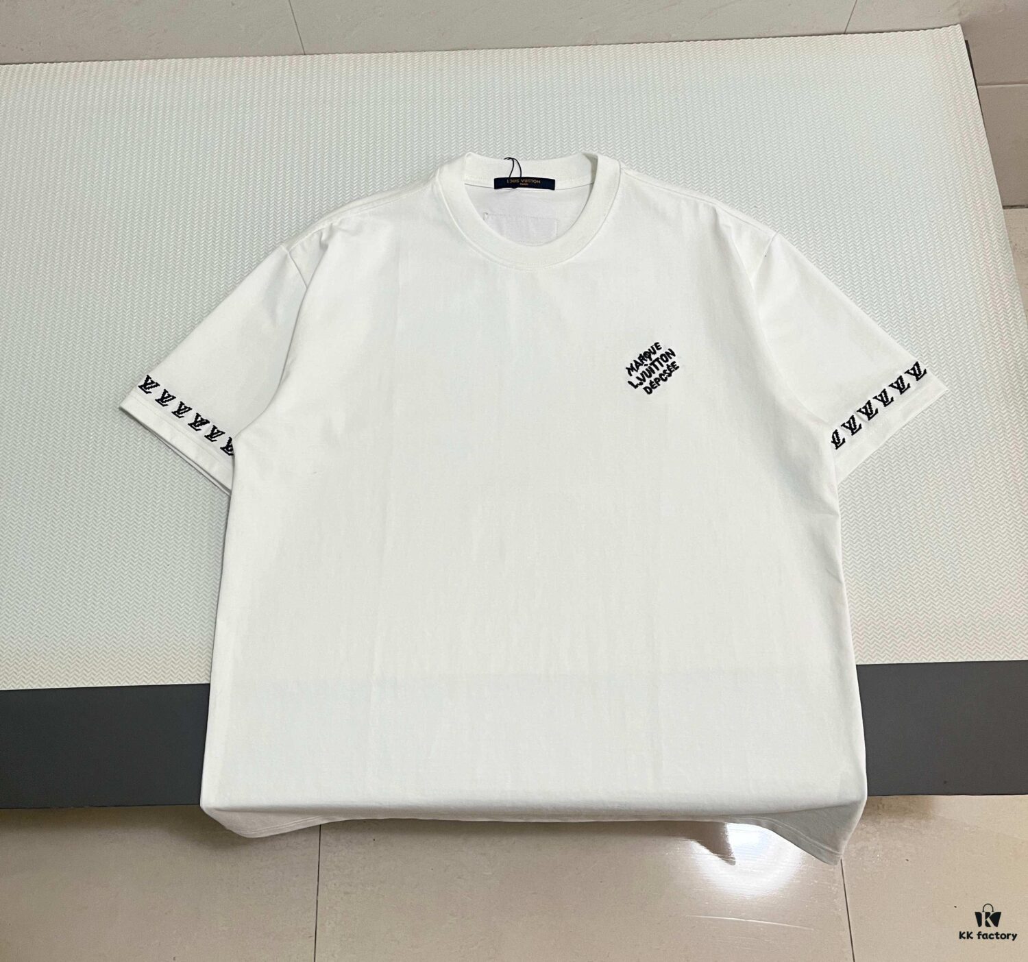 LOUIS VUITTON Embroidered New Short Sleeve T-Shirt, High-Quality 280g Double Cotton Yarn Fabric with Smooth Nylon and Washed Cotton Feel, Premium Embroidery on Front and Sleeves, Fashionable Design with Special Craftsmanship, Custom Dyed and Matched to Official Website