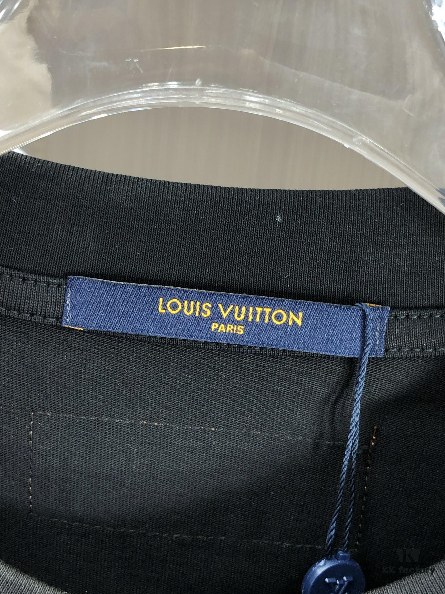 LV Louis Vuitton 2025 Spring/Summer New Arrival Round Neck Short Sleeve T-Shirt with Front Embroidery and Back Chain Stitch Design, Made from 320g Double-Layer Combed Cotton Fabric, Slightly Loose Fit, Soft and Substantial Fabric Texture, Unisex Style