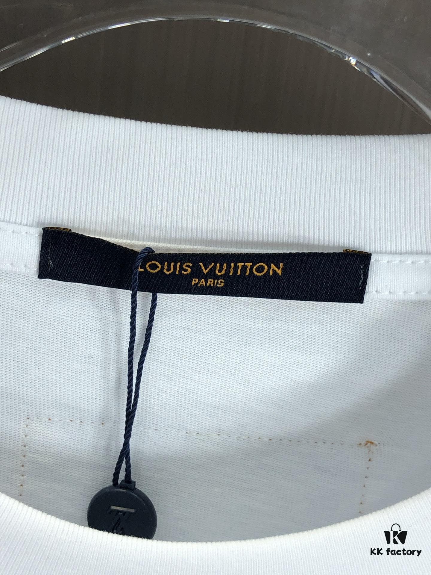 LV Louis Vuitton 2025 Spring-Summer New Arrival Round Neck Short Sleeve T-Shirt with Front Embroidery and Back Chain Stitching, Made from 320g Double-Combed Cotton Fabric, Slightly Loose Fit, Soft and Substantial Texture, Unisex Design