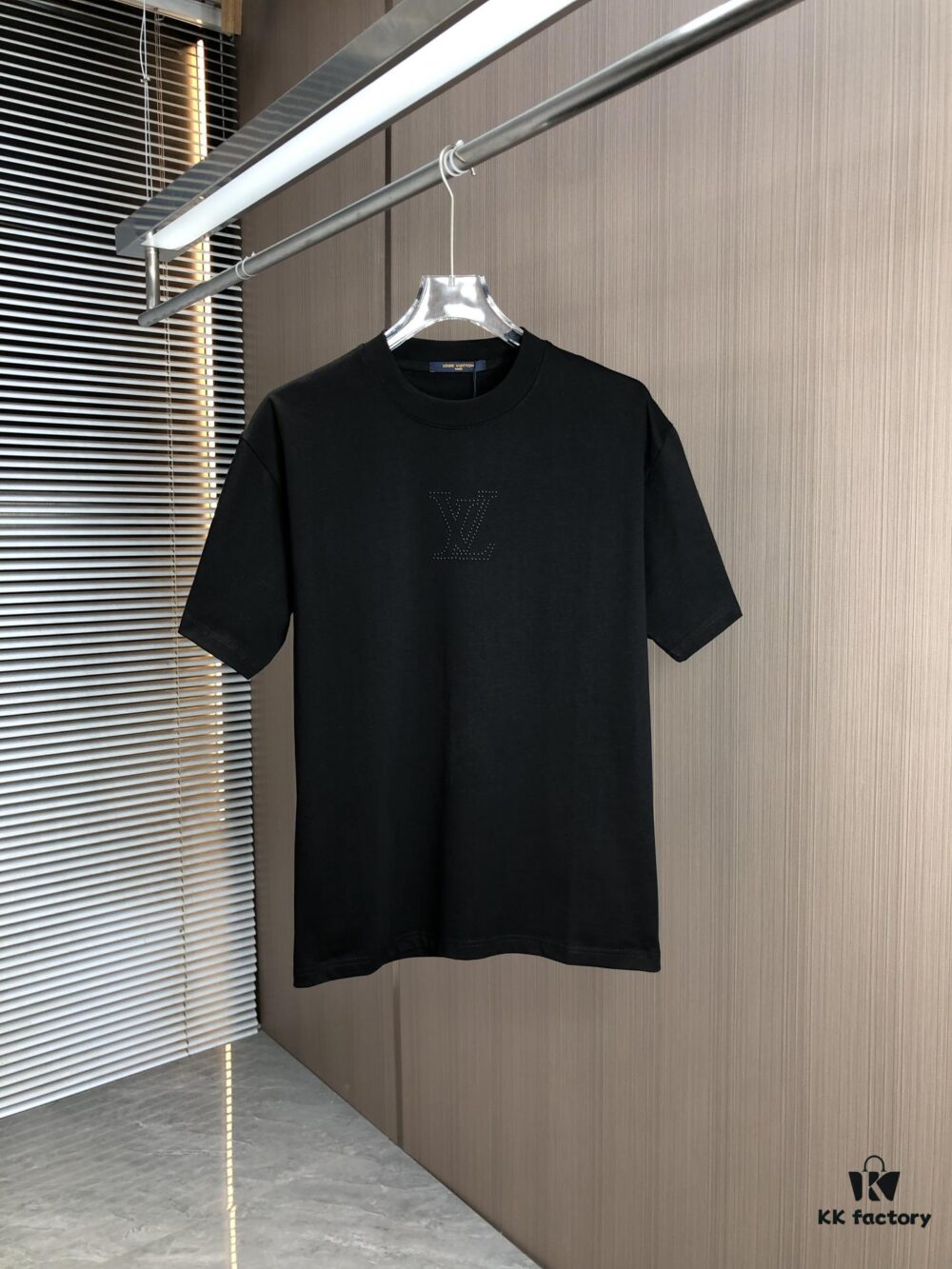LV Louis Vuitton 2025 Spring/Summer New Arrival Round Neck Short Sleeve T-Shirt with Hot-Stone Embellishment and Engraved Pattern Technique, Made from High-Density 320g Double-Yarn Combed Cotton Fabric, Slightly Loose Fit, Soft and Substantial Fabric Texture, Unisex Design