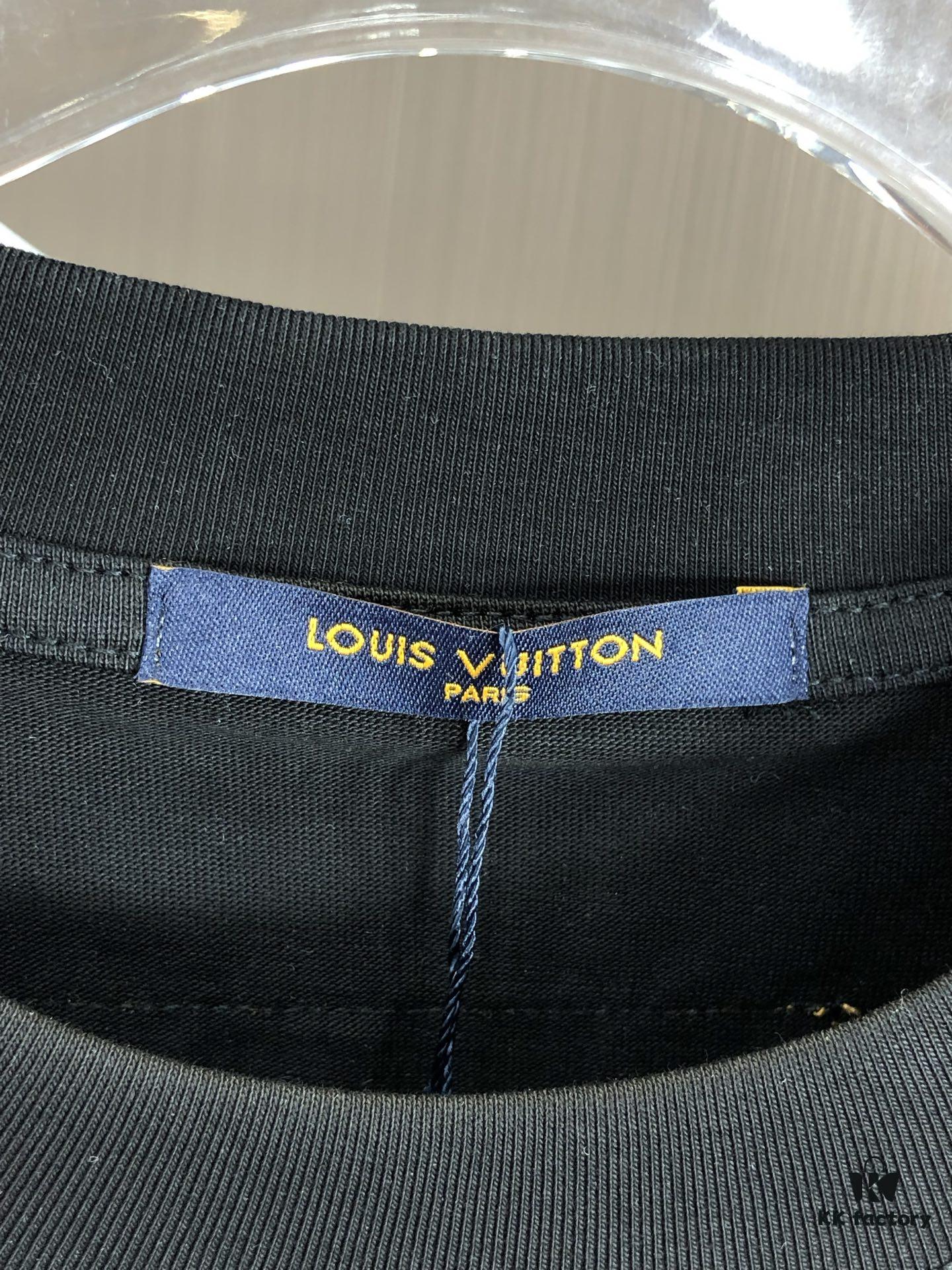 LV Louis Vuitton 2025 Spring/Summer New Arrival Round Neck Short Sleeve T-Shirt with Hot-Stone Embellishment and Engraved Pattern Technique, Made from High-Density 320g Double-Yarn Combed Cotton Fabric, Slightly Loose Fit, Soft and Substantial Fabric Texture, Unisex Design