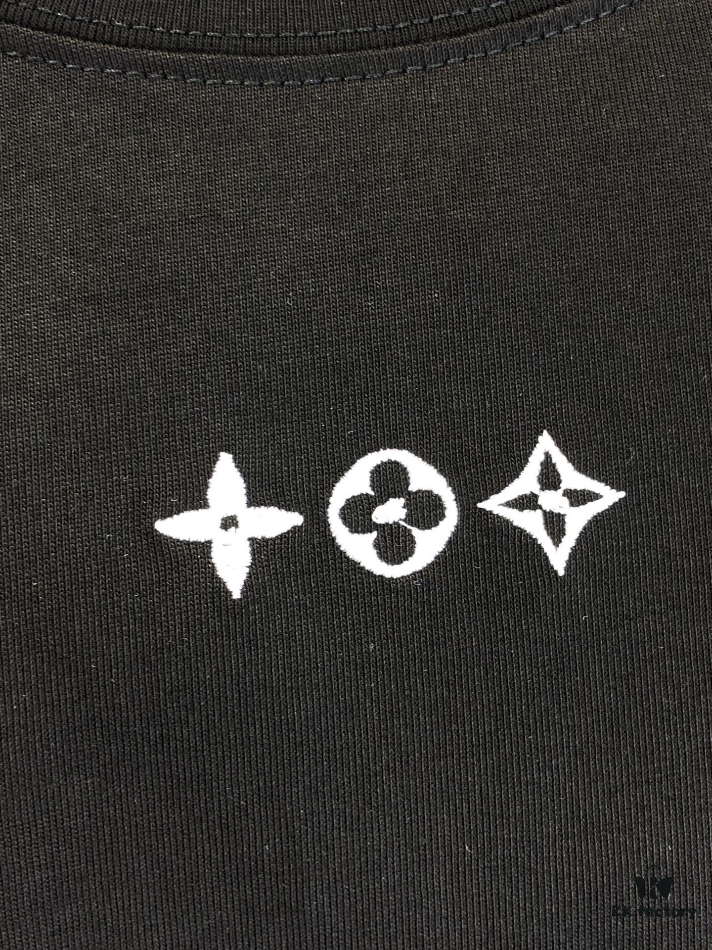 LV Louis Vuitton 2025 Spring/Summer New Arrival Round Neck Short Sleeve T-Shirt with Front Embroidery and Back Chain Stitch Design, Made from 320g Double-Layer Combed Cotton Fabric, Slightly Loose Fit, Soft and Substantial Fabric Texture, Unisex Style