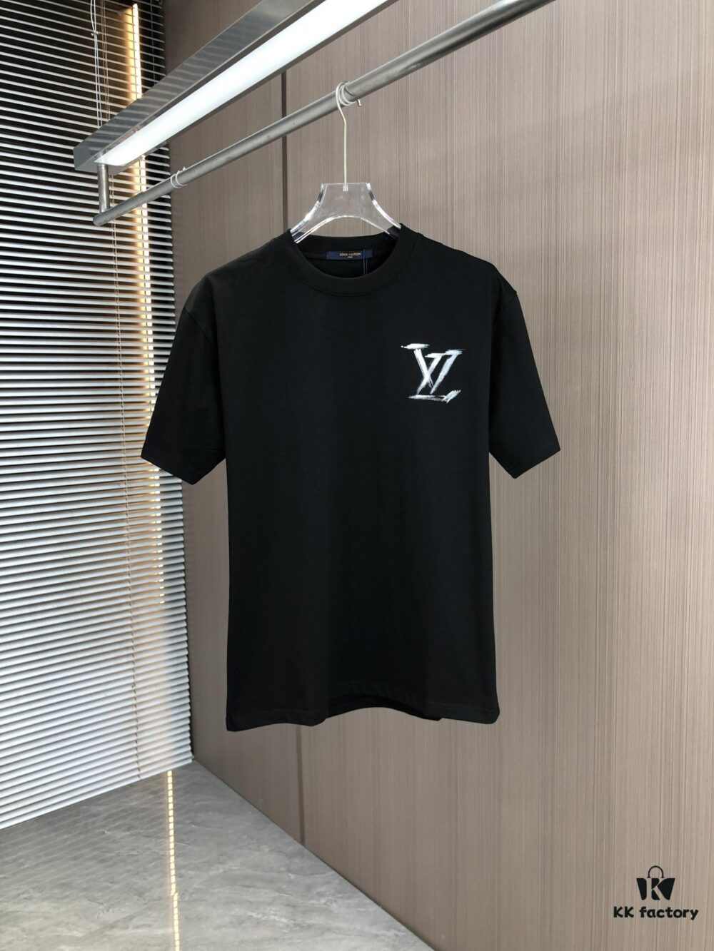 LV Louis Vuitton 2025 Spring/Summer New Arrival Round Neck Short Sleeve T-Shirt with Hand-Painted Print, Made from 320g Double-Combed Cotton Fabric, Slightly Loose Fit, Soft and Substantial Fabric Texture, Unisex Design