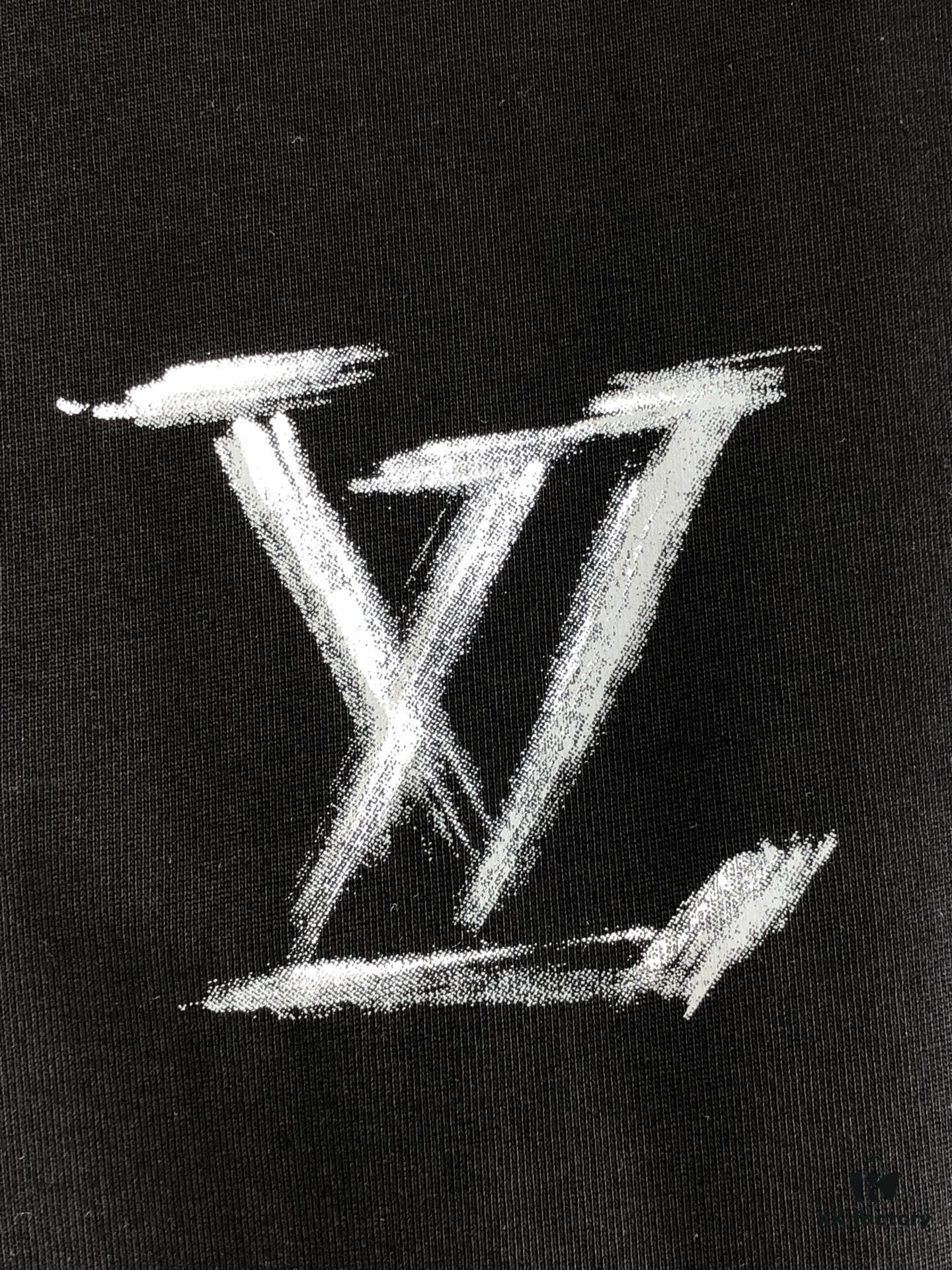 LV Louis Vuitton 2025 Spring/Summer New Arrival Round Neck Short Sleeve T-Shirt with Hand-Painted Print, Made from 320g Double-Combed Cotton Fabric, Slightly Loose Fit, Soft and Substantial Fabric Texture, Unisex Design