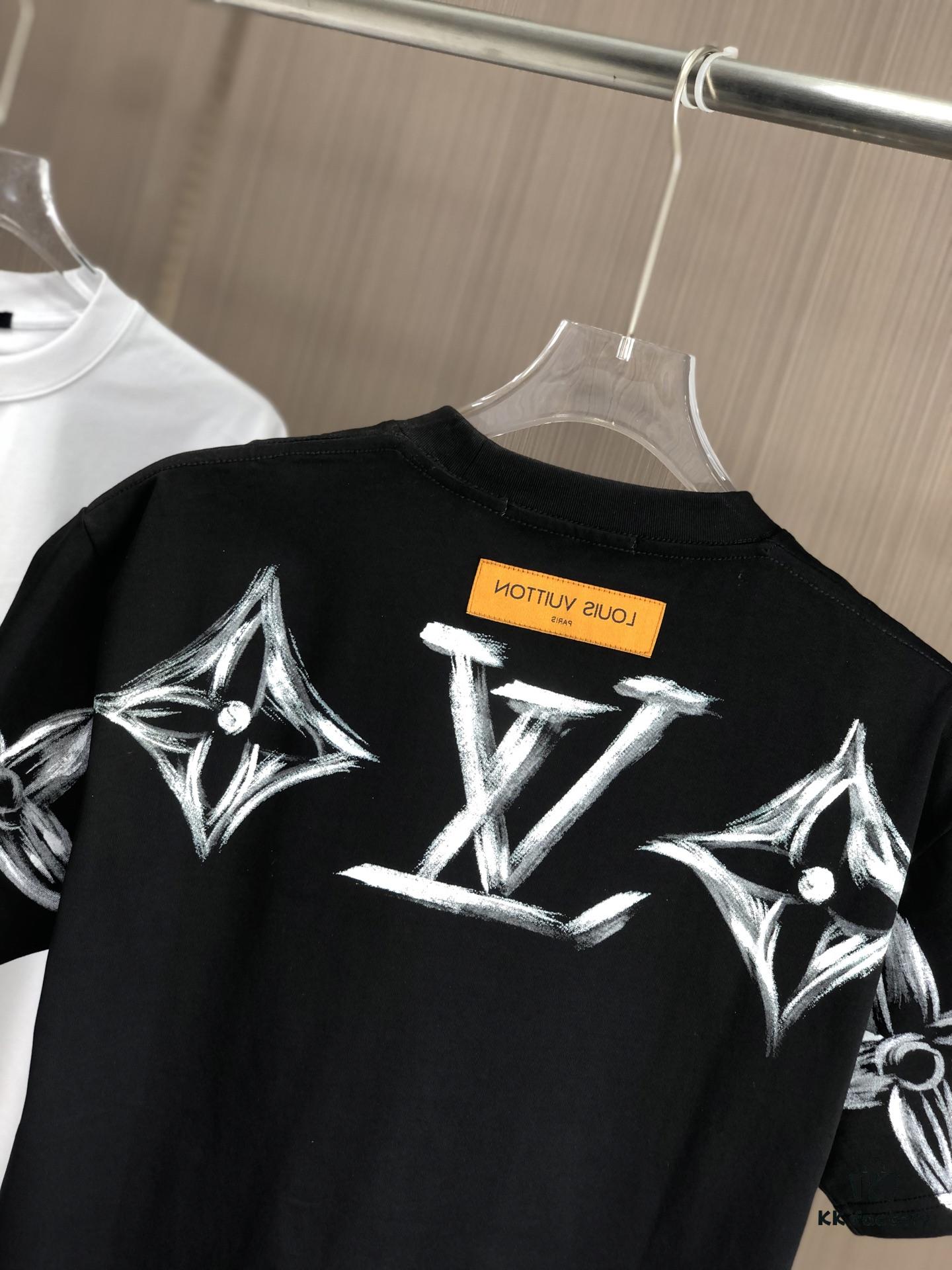 LV Louis Vuitton 2025 Spring/Summer New Arrival Round Neck Short Sleeve T-Shirt with Hand-Painted Print, Made from 320g Double-Combed Cotton Fabric, Slightly Loose Fit, Soft and Substantial Fabric Texture, Unisex Design
