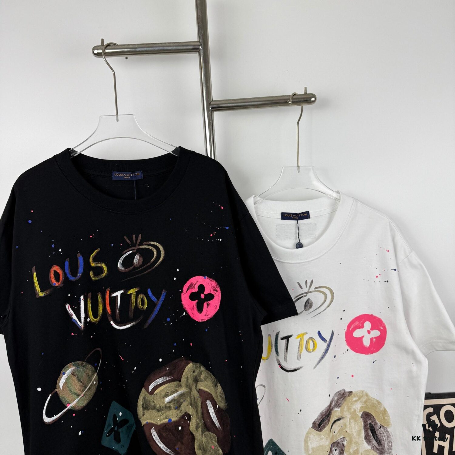 New LV Louis Vuitton 2024 Graffiti Print Short Sleeve T-Shirt, Premium 260g 32s Double Yarn Fabric, Soft and Comfortable Unisex Design, Stylish and Versatile