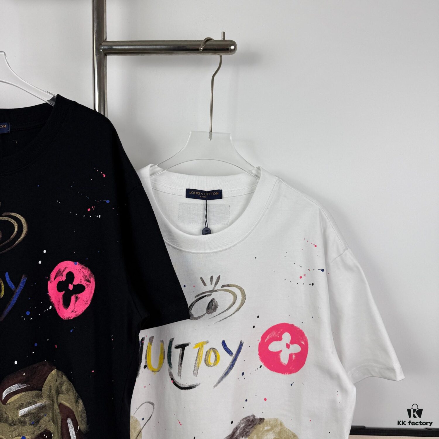 New LV Louis Vuitton 2024 Graffiti Print Short Sleeve T-Shirt, Premium 260g 32s Double Yarn Fabric, Soft and Comfortable Unisex Design, Stylish and Versatile