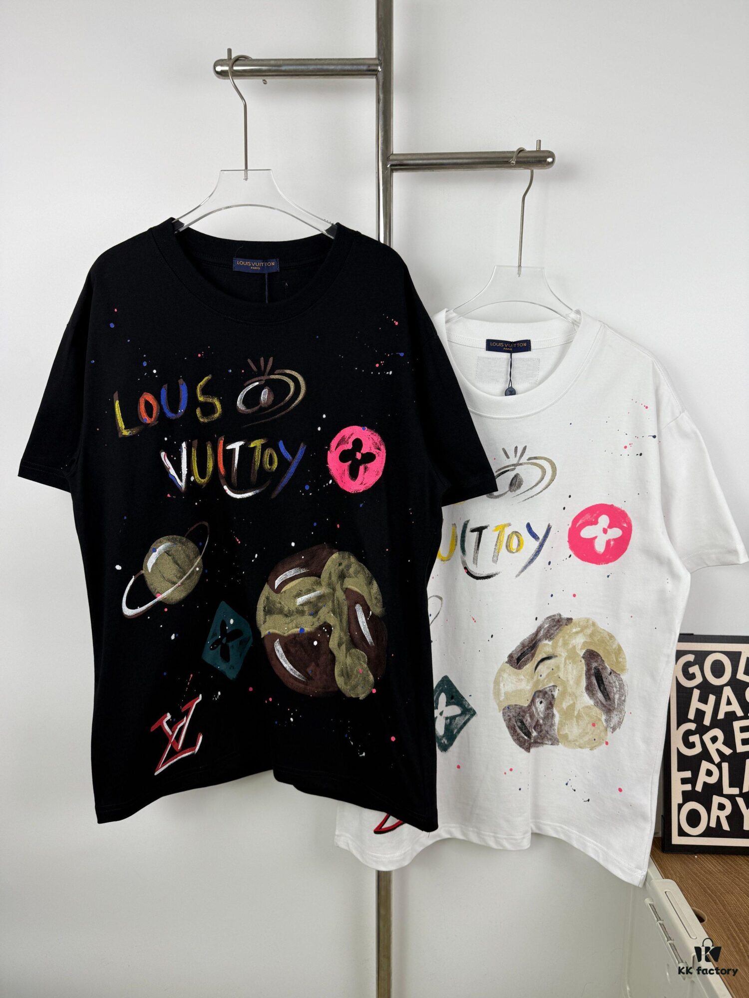 New LV Louis Vuitton 2024 Graffiti Print Short Sleeve T-Shirt, Premium 260g 32s Double Yarn Fabric, Soft and Comfortable Unisex Design, Stylish and Versatile